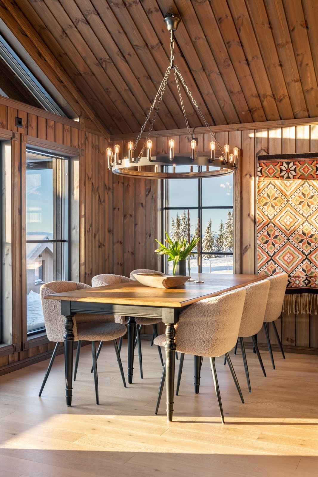 I stuen er det også montert en luft til luft varmepumpe som gir en jevn og behagelig oppvarming av hytta. Galleribilde