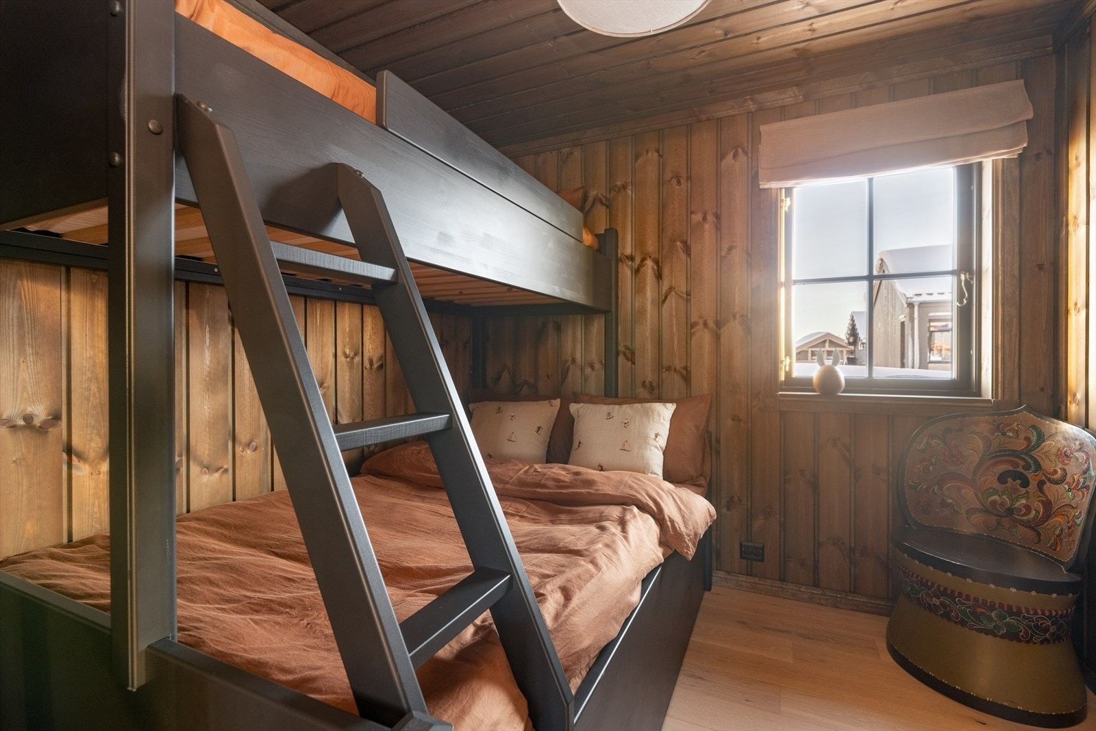 Hovedsoverommet er innredet med en dobbeltseng, de to andre soverommene med henholdsvis en køyeseng og en familiekøye. Galleribilde