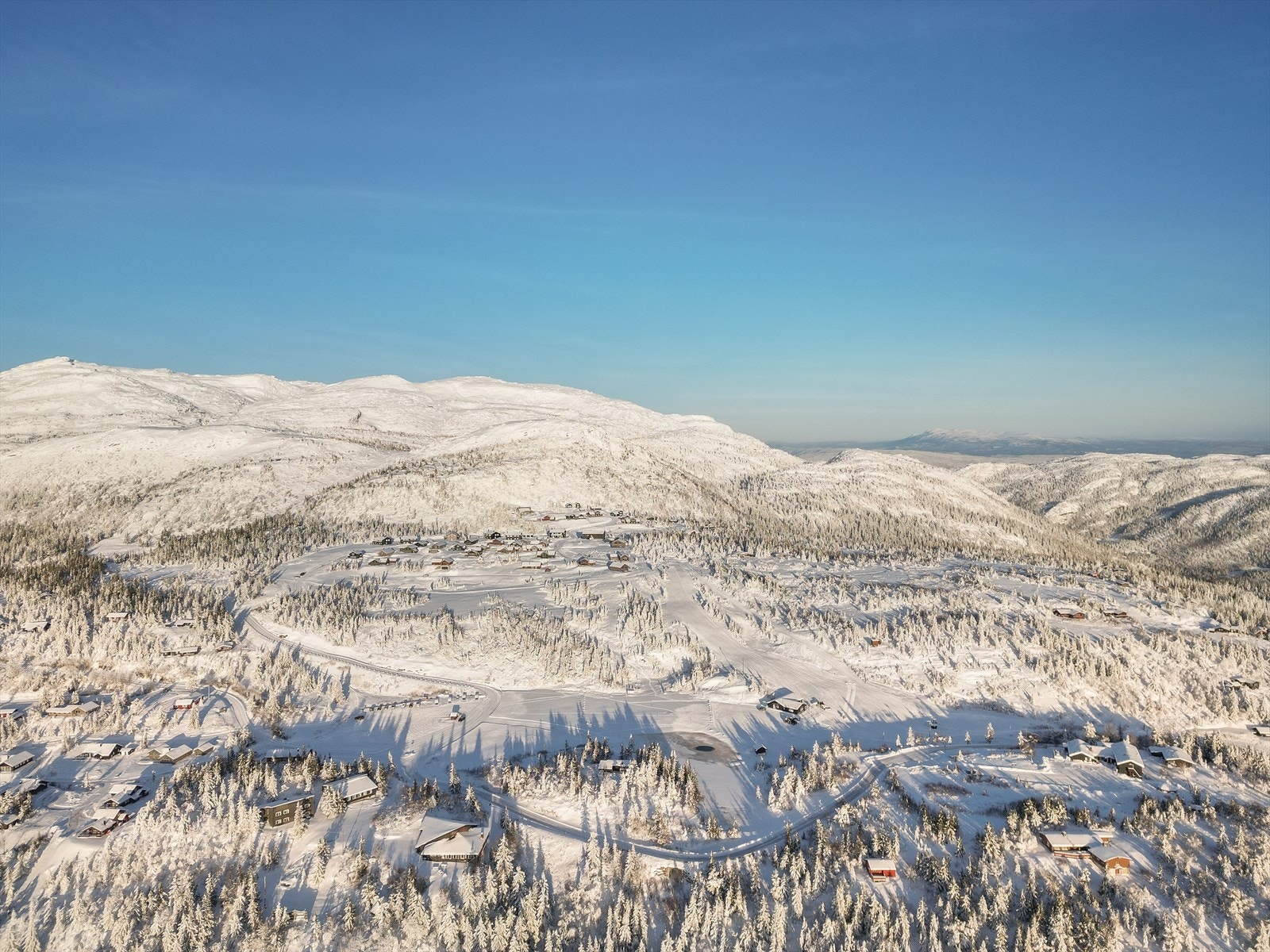 Det er kun ca. 15 minutter å kjøre til Bø sentrum hvor man finner noe for de aller fleste, uansett alder. Her er Sommerland i Bø, populære Bø Camping og klatreparken "Høyt og Lavt", samt Gullbring Kulturanlegg med svømmehall, kino og trening. Galleribilde