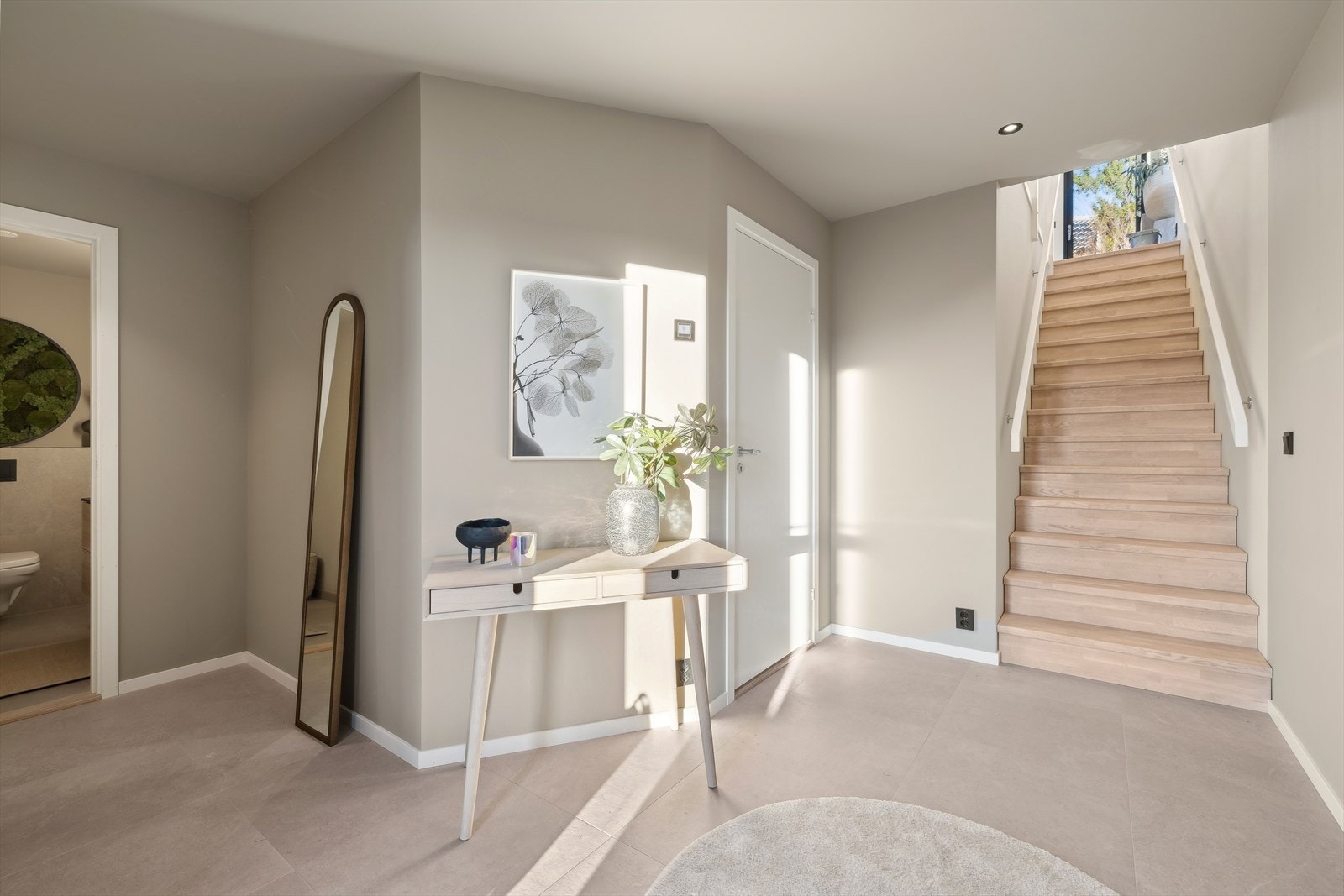 Innbydende entré/hall i underetg., med innvendig adkomst til garasjen via vaskerommet Galleribilde