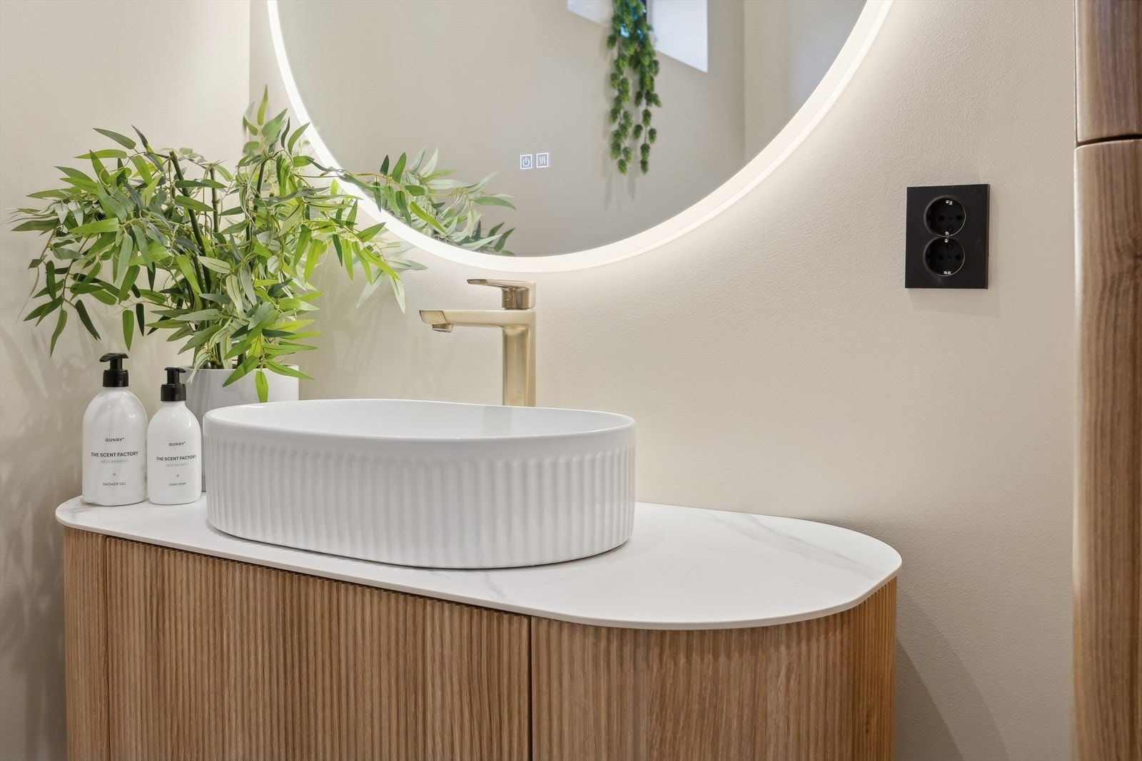 Baderom II i 2. etg. er utstyrt med vegghengt wc, dusj, høyskap, servantinnredning og rundt speil med integrert belysning Galleribilde