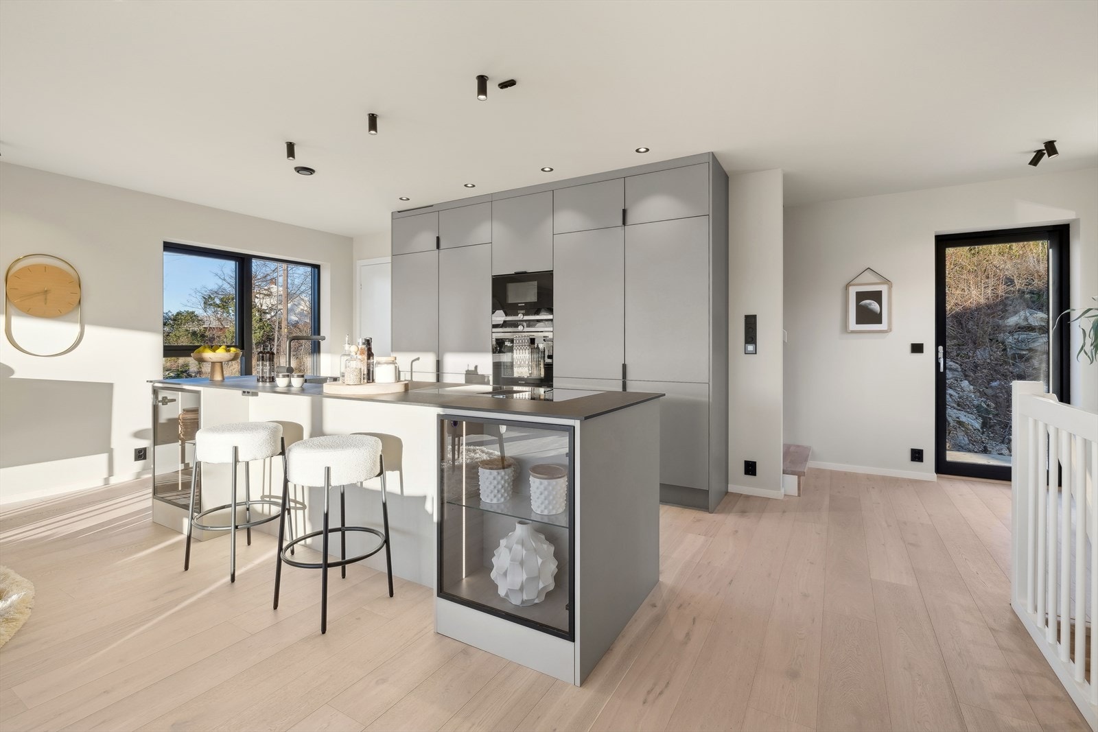 Den romslige kjøkkenøya har godt med oppbevaringsmuligheter, koketopp og oppvaskkum/-maskin, i tillegg til spiseplasser Galleribilde