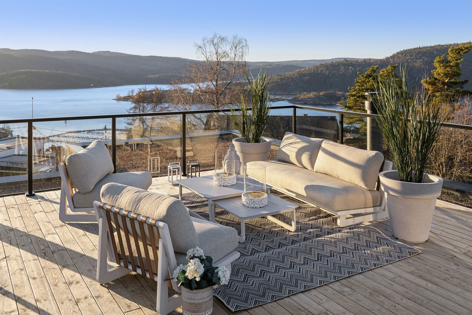 Fra boligens takterrasse er det fantastisk utsikt utover Drøbaksundet og Oslofjorden Galleribilde