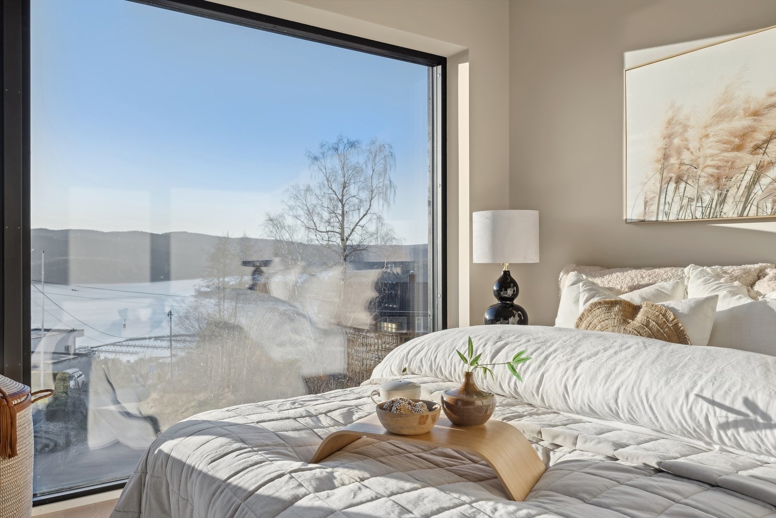 Soverom I har vestvendt beliggenhet og flott fjordutsikt Galleribilde