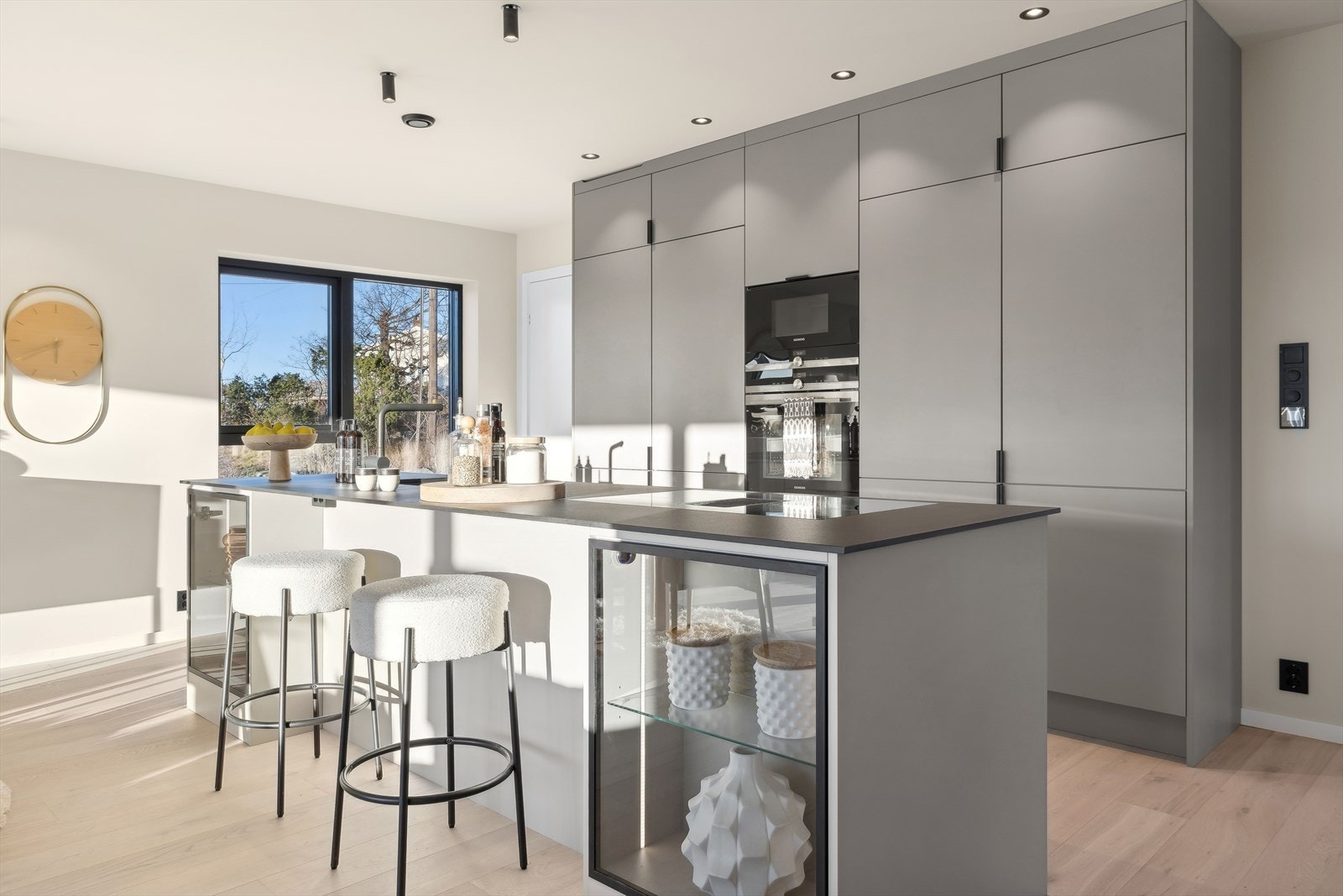 Det er integrerte hvitevarer, og praktiske, takhøye skap Galleribilde