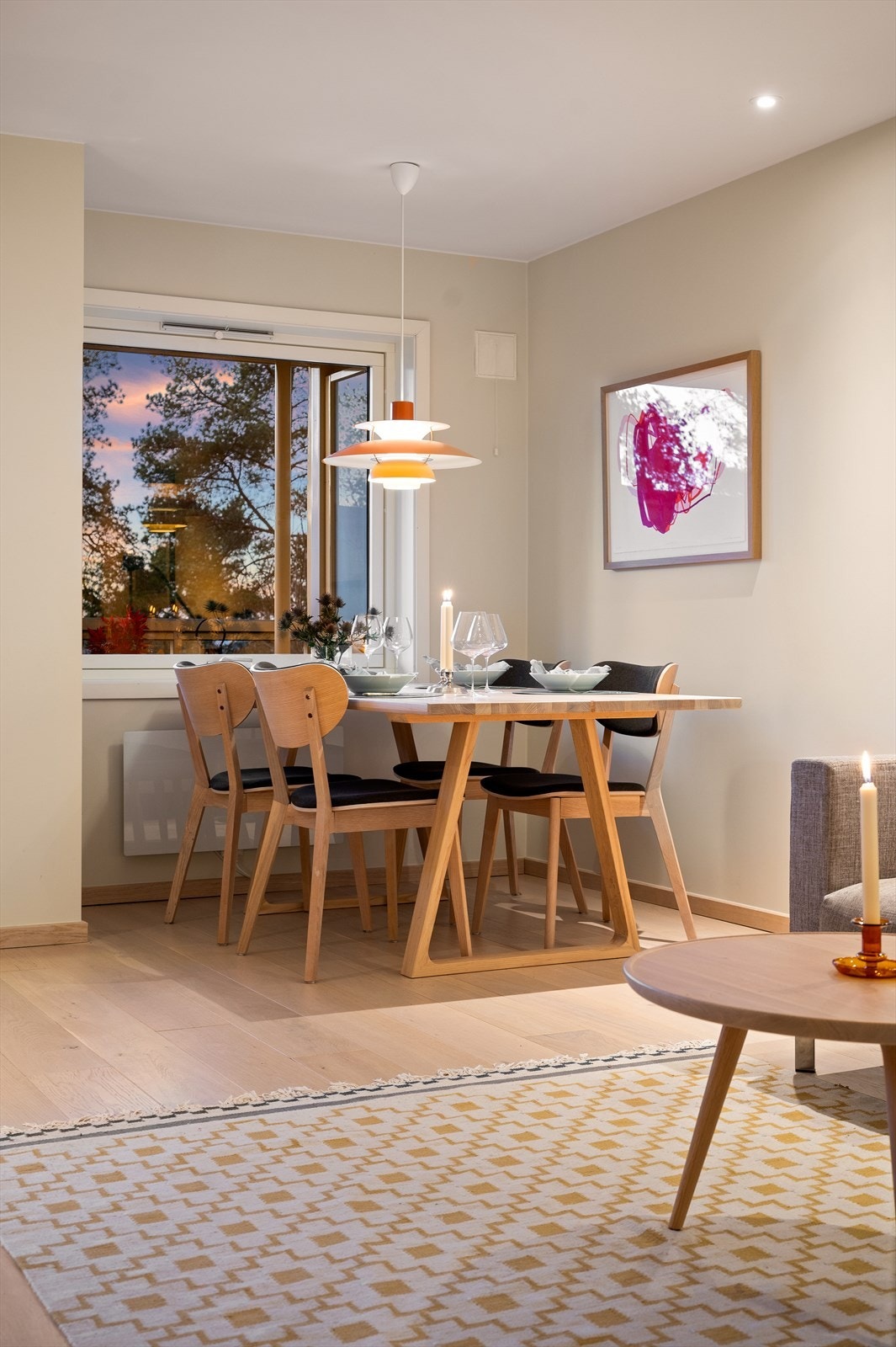 Leiligheten ble pusset opp i 2019 med enstavs eikeparkett, sparket/malte overflater samt downlights i himling. Galleribilde