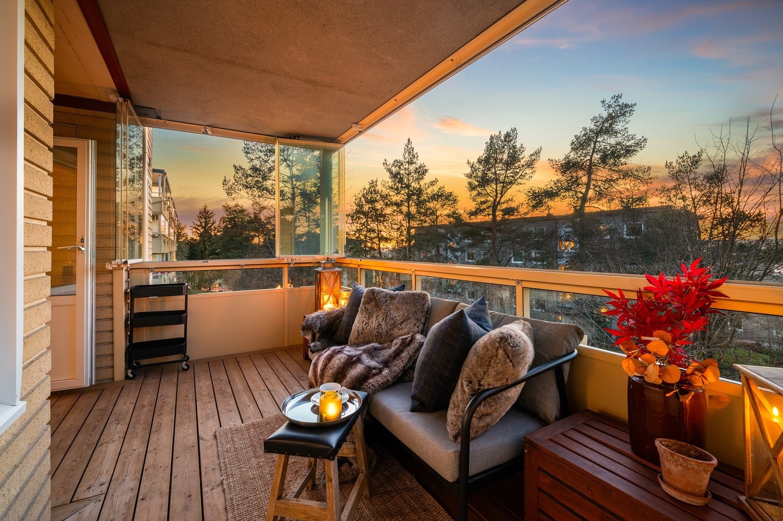 Fra stuen er det utgang til en overbygget balkong på 10 m², her kan du vente deg gode solforhold fra ca kl 14 midtsommers. Galleribilde