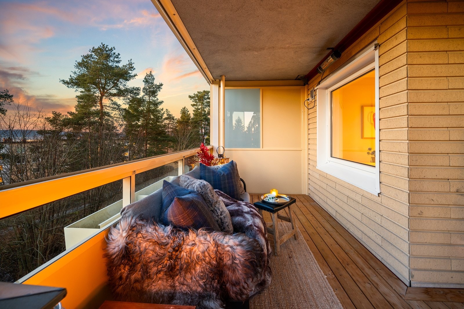 Balkongen fungerer som en forlengelse av stuen i sommerhalvåret, her kan du nyte solnedganger sene kveldstimer. Galleribilde