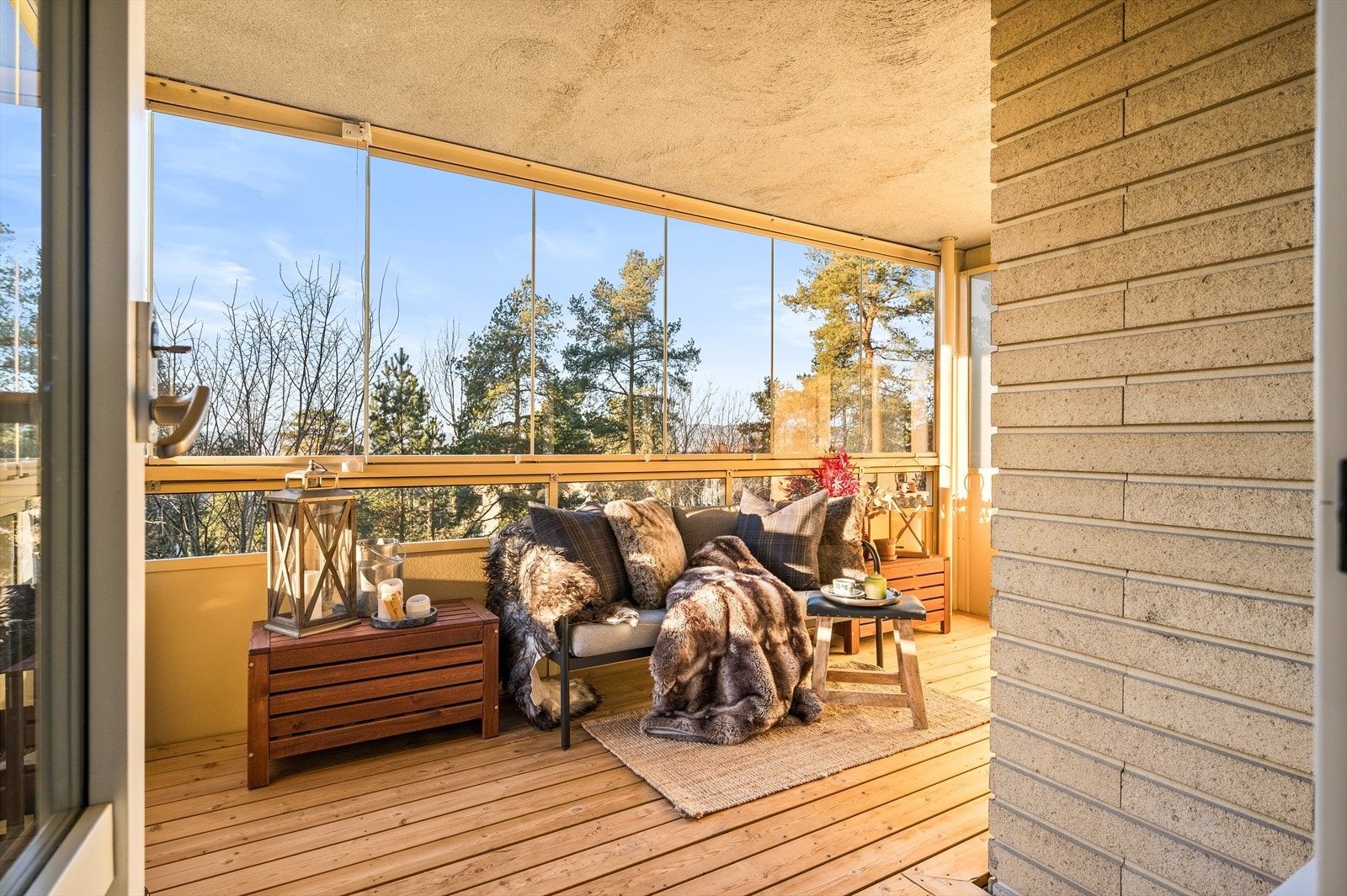 Den lune og solrike balkongen som må sies å være prikken over i`en for denne leiligheten. Galleribilde