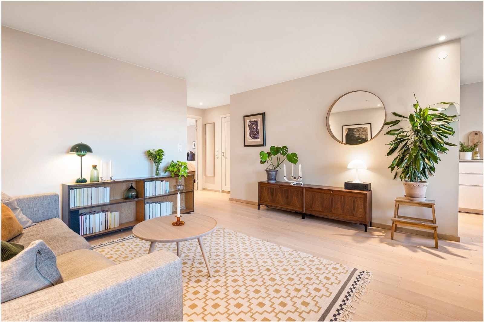 Stuen oppleves lys og luftig med god møbleringsfrihet. Galleribilde