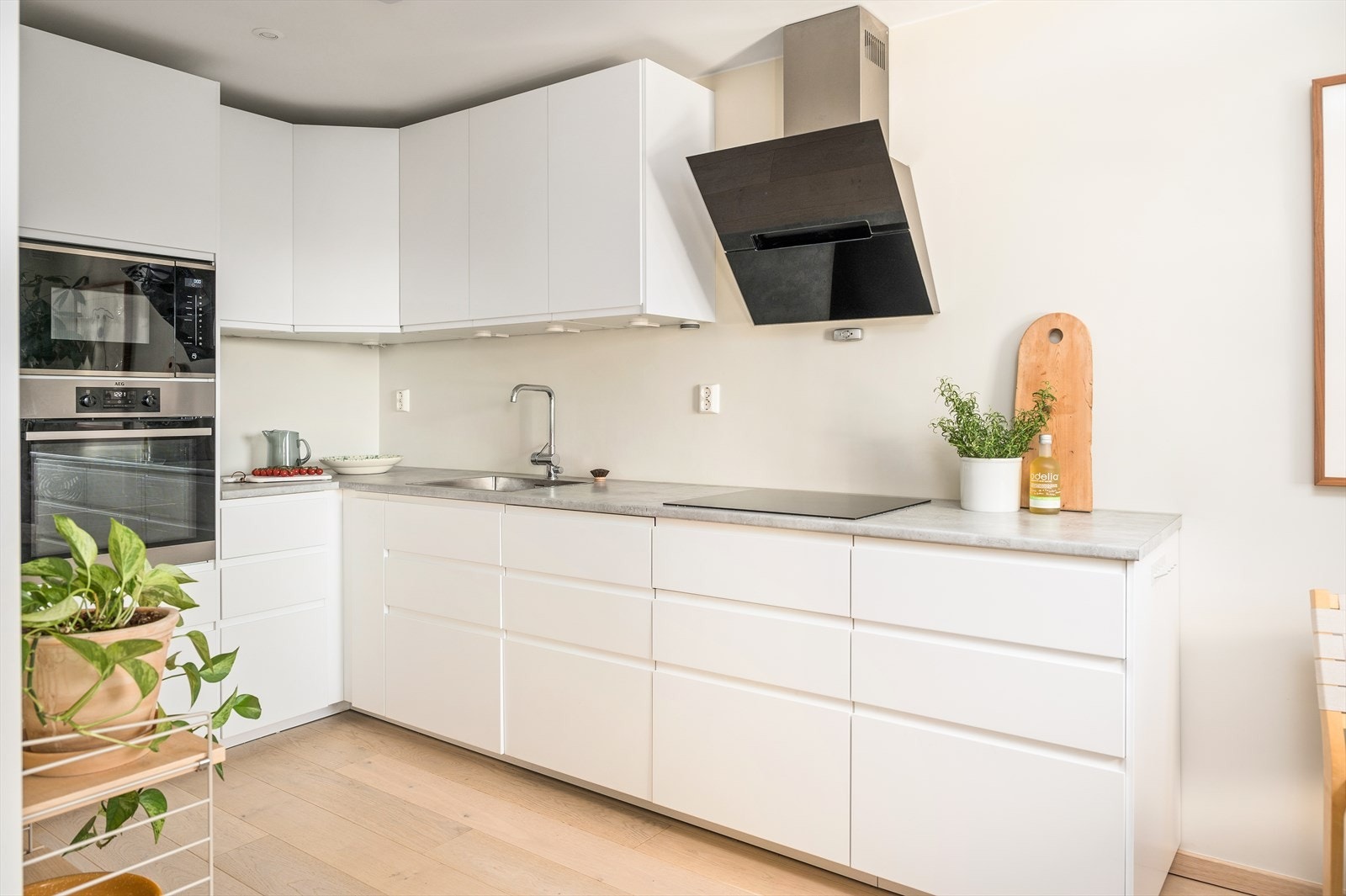 Her har du godt med oppbevaringsplass i skuffer og skap samt godt med arbeidsrom ved kjøkkenbenken. Galleribilde