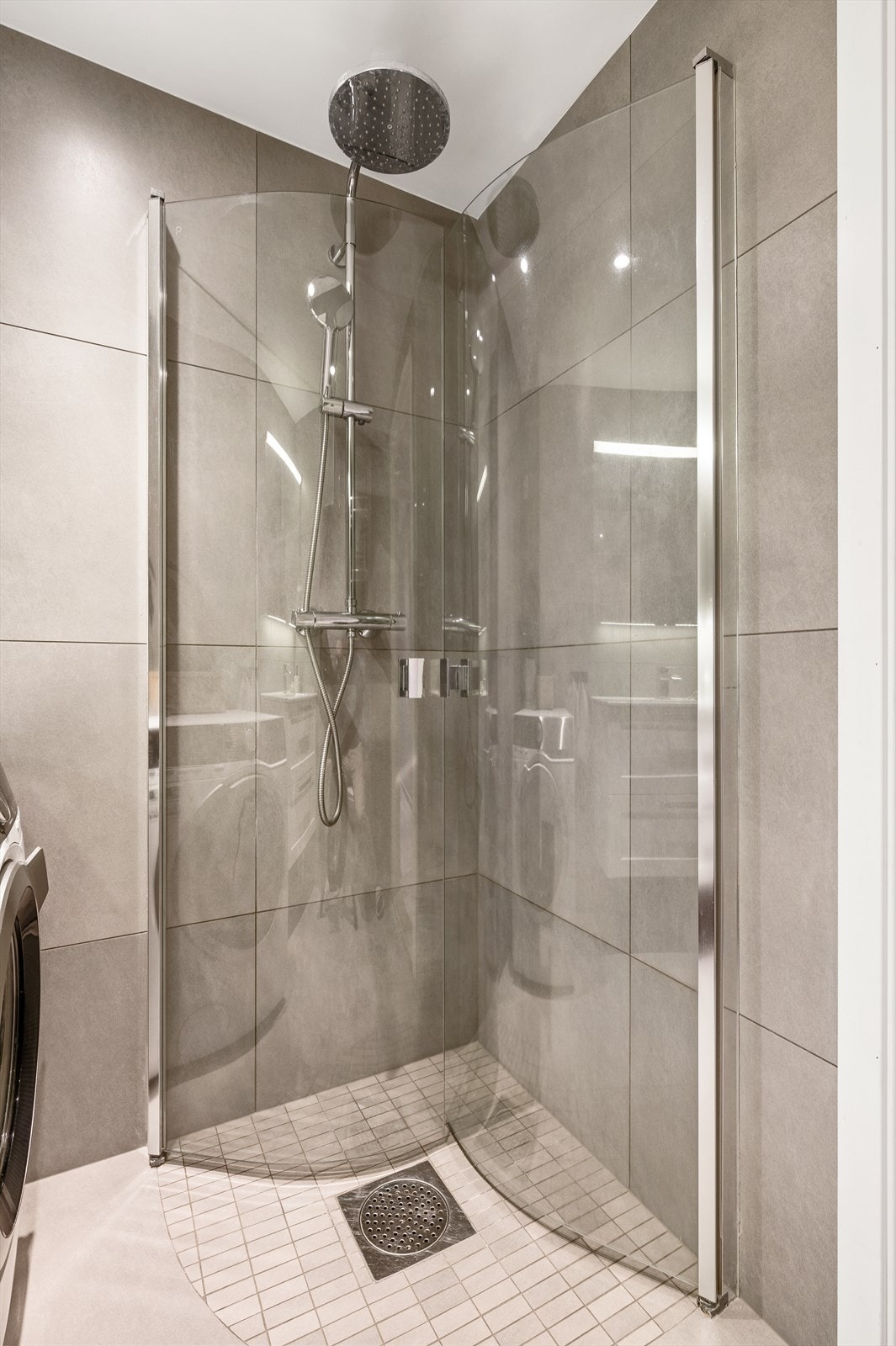 Justerbare dusjdører er satt inn for å utnytte plassen maksimalt. Galleribilde