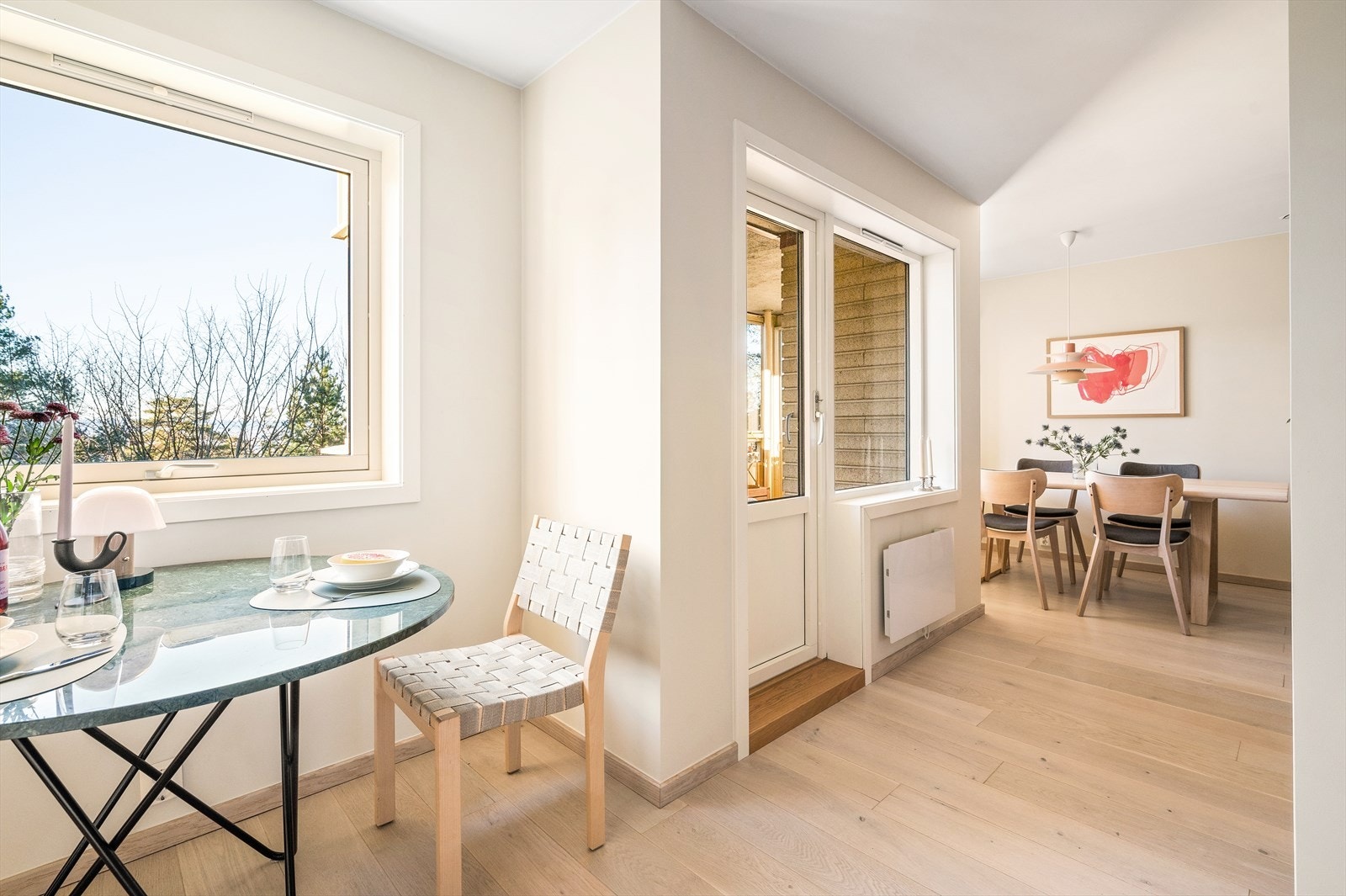 På kjøkkenet er det plass til et hyggelig frokostbord med utsikt. Galleribilde