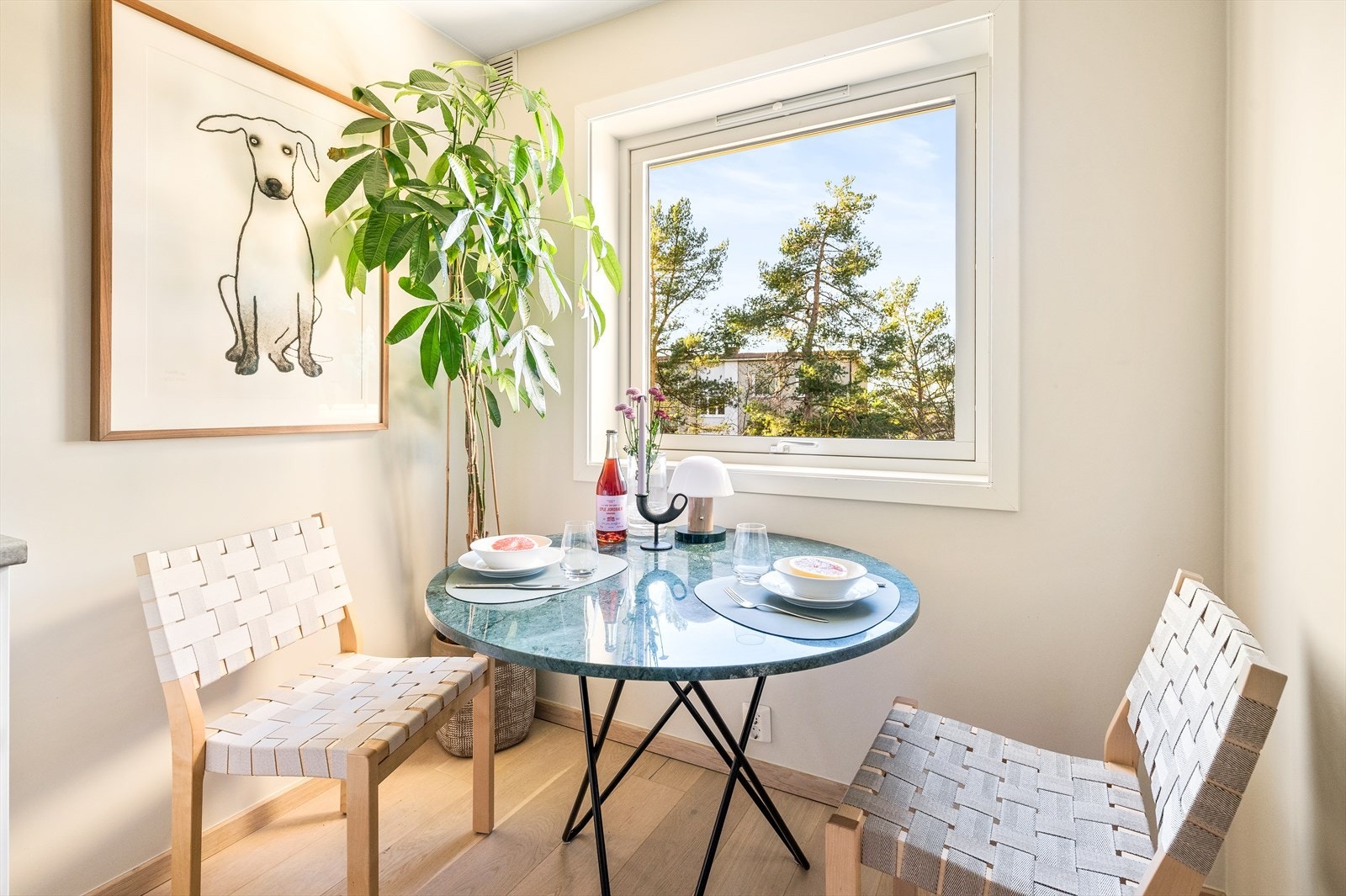 Her kommer kveldssolen inn. Galleribilde