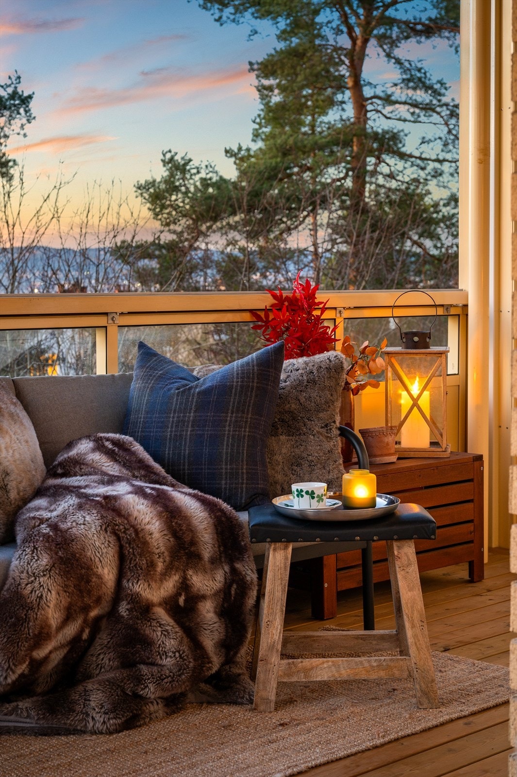 Solrik og attraktiv beliggenhet på populære Oppsal/Trasop i et skjermet og tilbaketrukket boligområde. Galleribilde