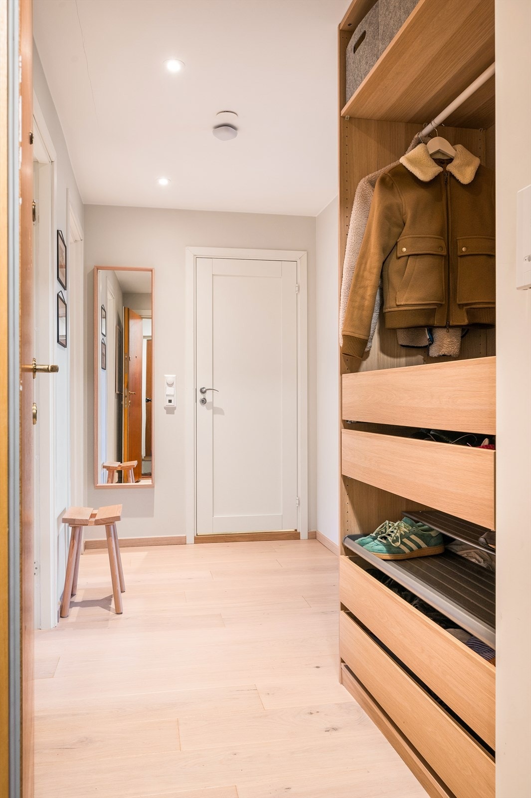 Det elektriske anlegget ligger i hovedsak skjult i konstruksjonen. Sikringstavle med jordfeilautomater, montert i felles gang. Galleribilde