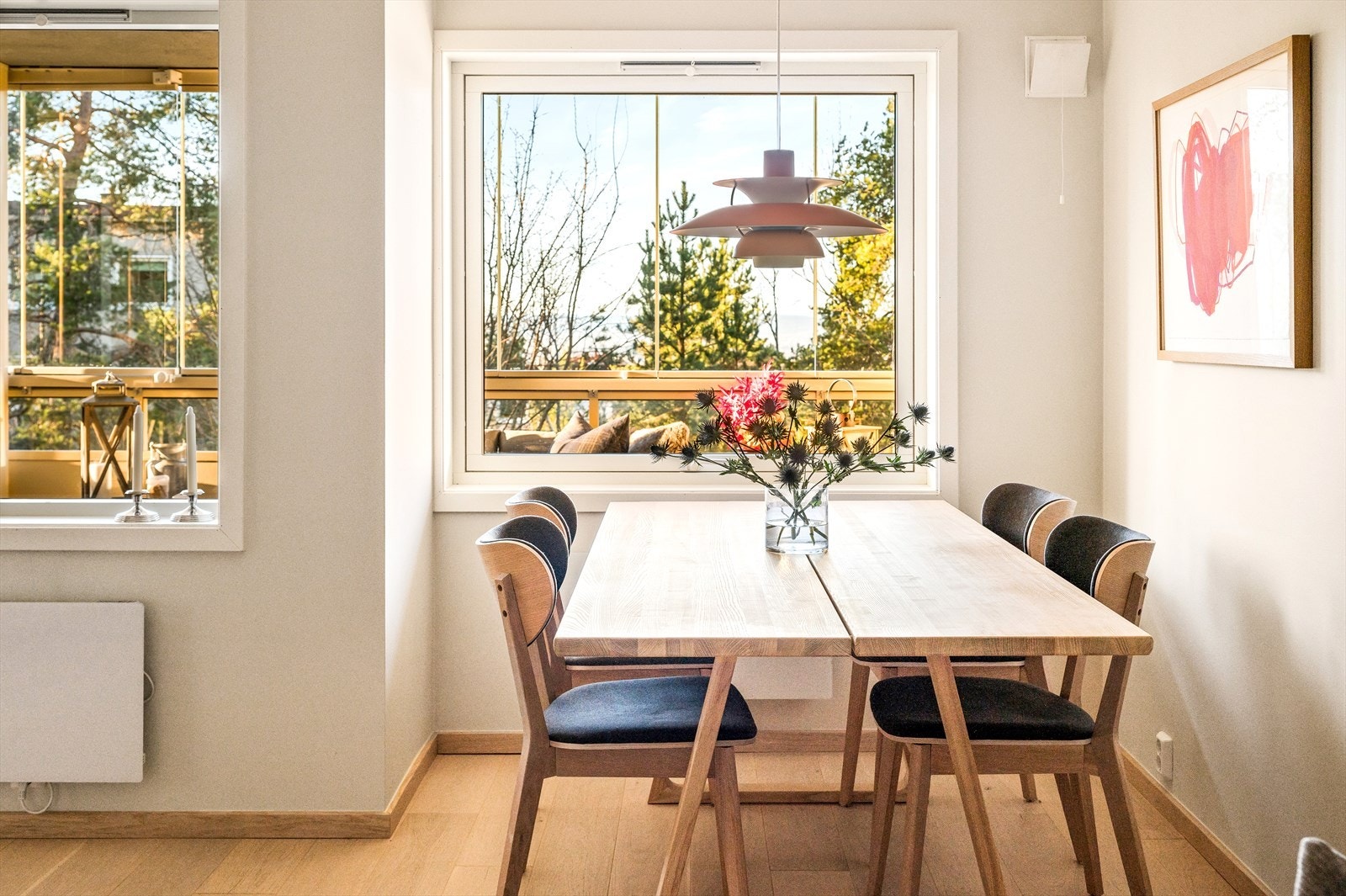 De store vindusflatene sammen med terrassedøren slipper inn godt med lys å skaper en luftig og fin atmosfære i rommet. Galleribilde