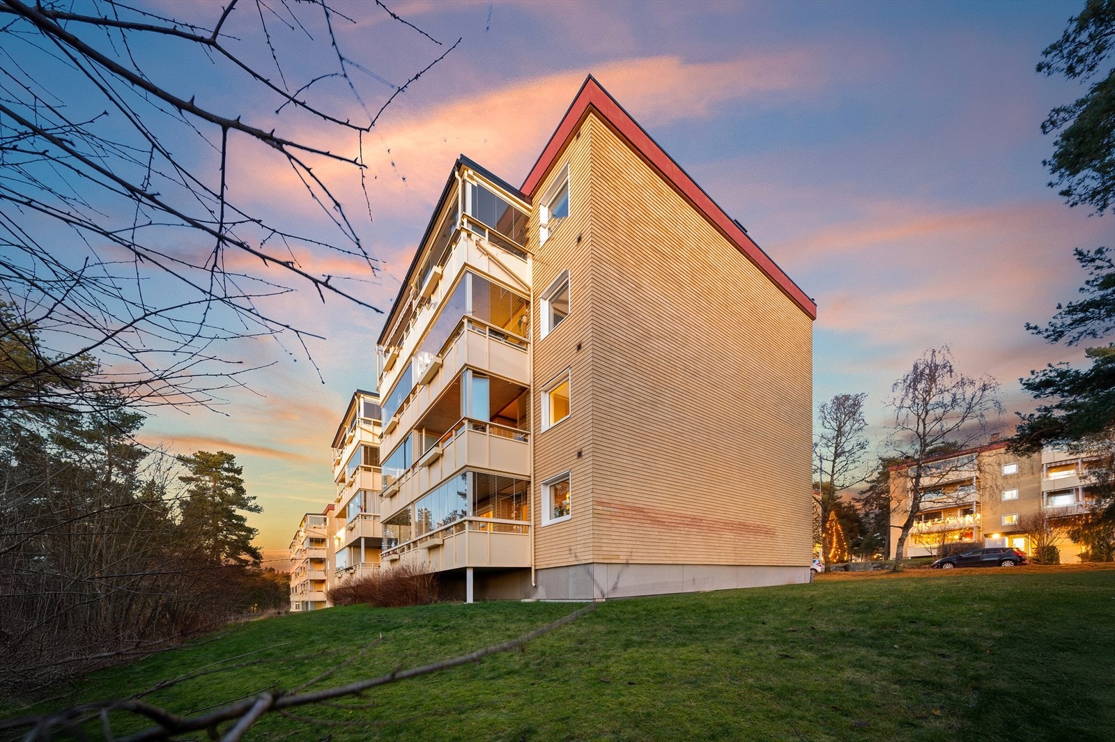 Sjelden endebeliggenhet med vestvendt utsiktsbalkong. Andelseiere har tilgang til gratis fellesvaskeri og sykkelbod i borettslaget. Galleribilde