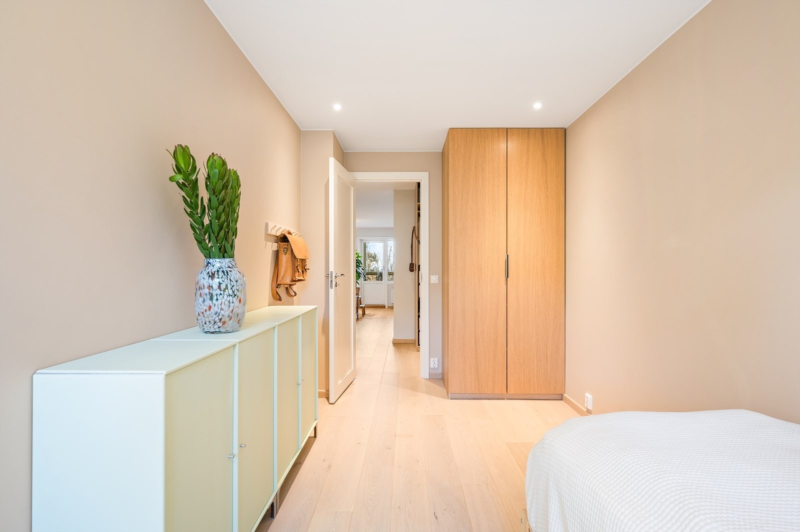 Nyere garderobeskap med finert eik fra 2019 medfølger på begge rom. Galleribilde