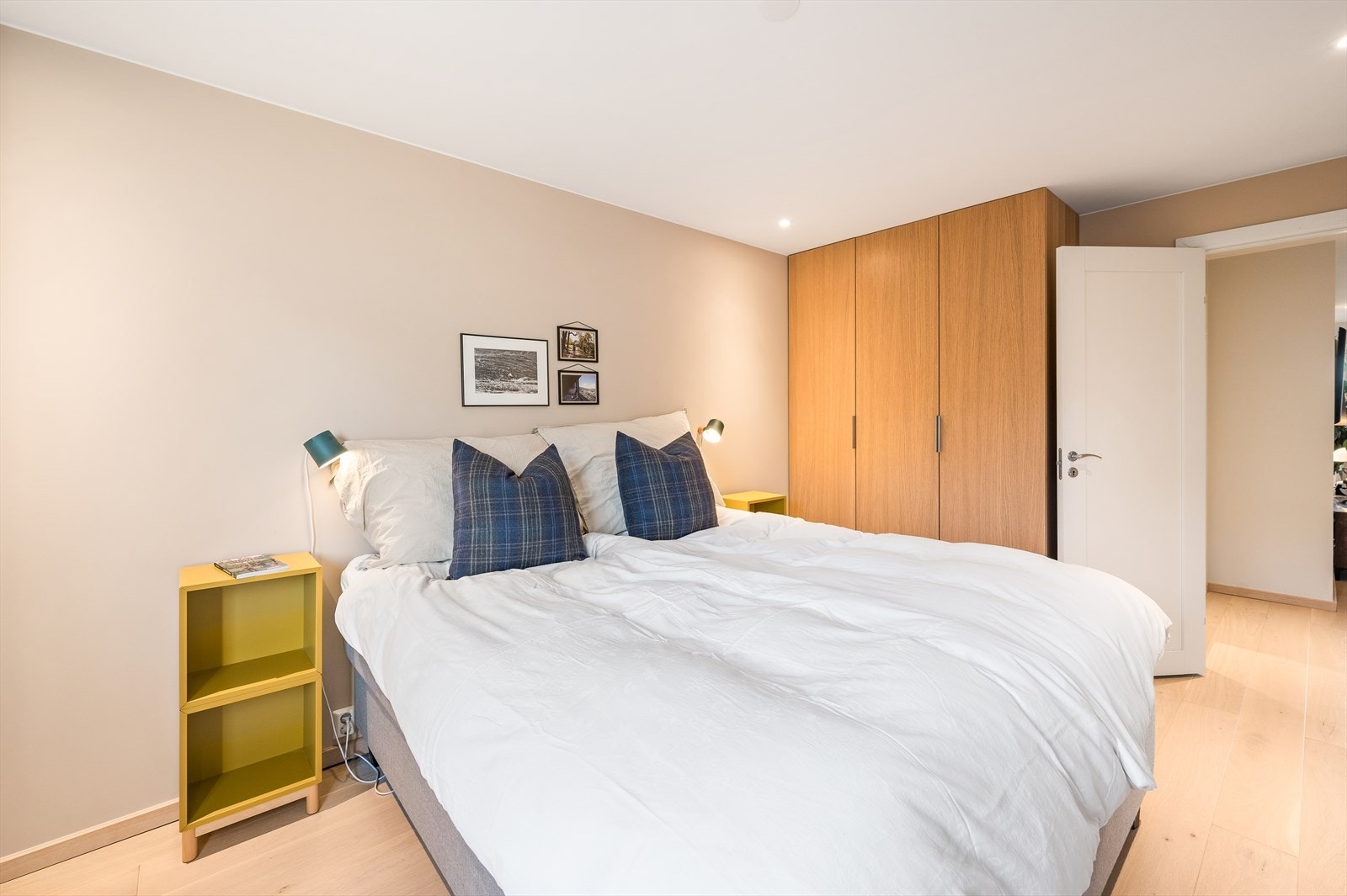 Hovedsoverommet har en romslig størrelse med plass til stor seng og nattbord på hver side. Rommet er utstyrt med et garderobeskap som gir god plass til klesoppbevaring. Galleribilde