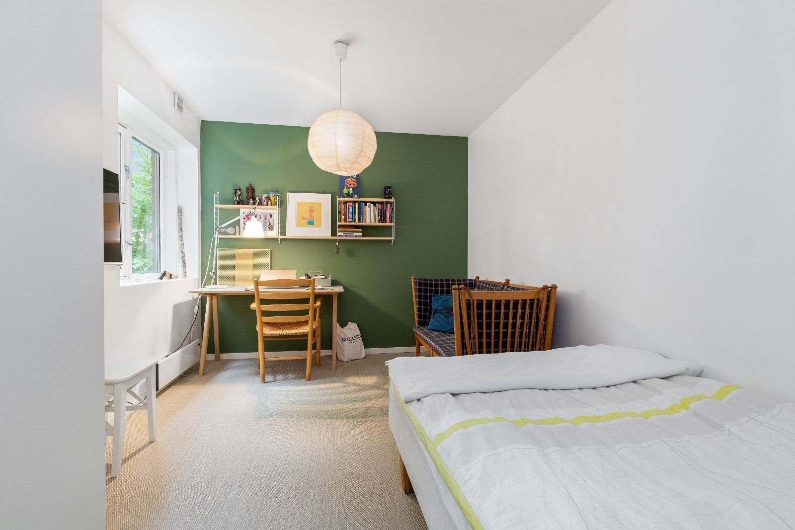 Soverom 2 med god plass til seng, kontorpult etc. Garderobeskap følger med. Galleribilde