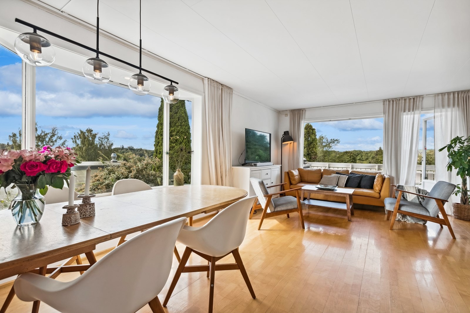 Stuen har god plass til både sofagruppe og spisestue. Galleribilde