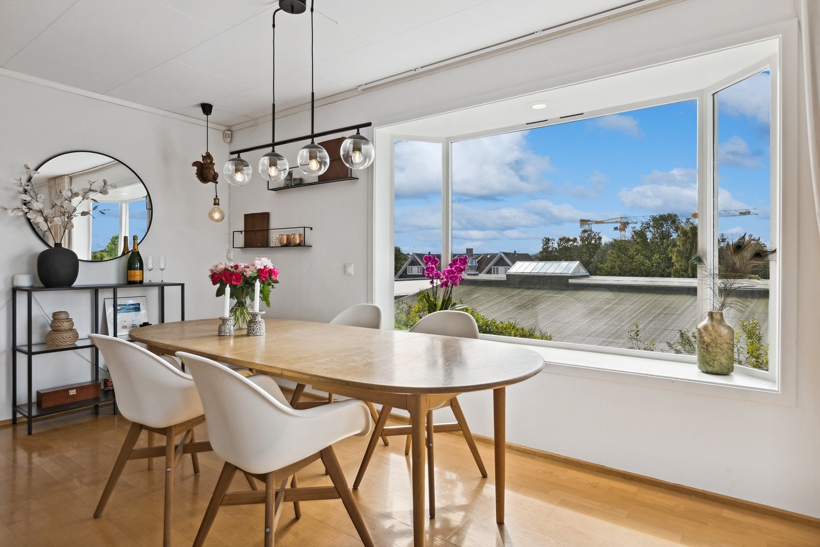 De store vindusflatene gir rikelig med naturlig lysinnslipp som skaper en god atmosfære i boligen. Galleribilde