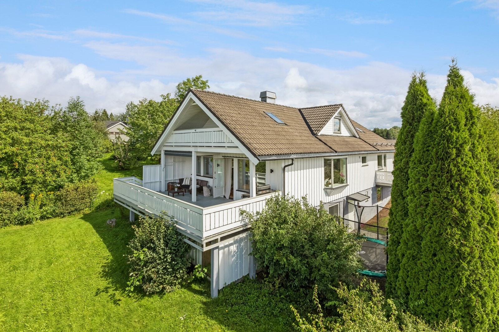 Fra eiendommen er det gangavstand til skoler, barnehager og offentlig kommunikasjon, samt kort vei til lekeplass, treningssenter og et rikt servicetilbud. Galleribilde