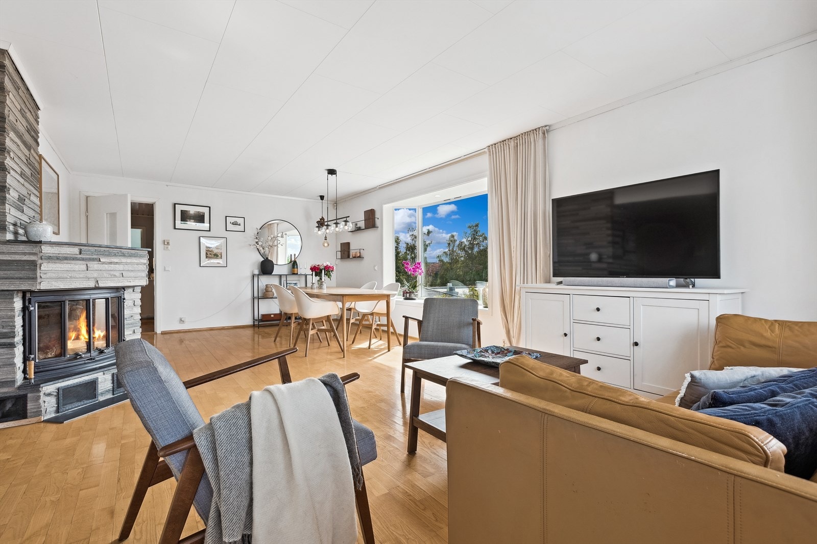 Lys og åpen stue i 1. etasje med flott karnappvindu. Galleribilde