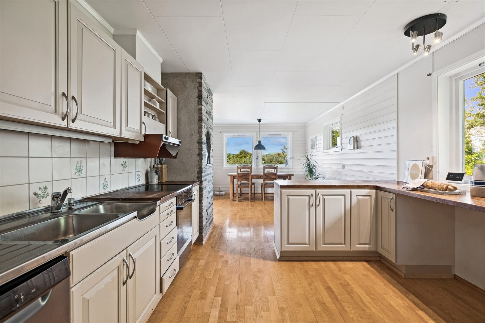 Kjøkkenet har avsatt plass til frittstående komfyr, oppvaskmaskin og kjøleskap. Galleribilde