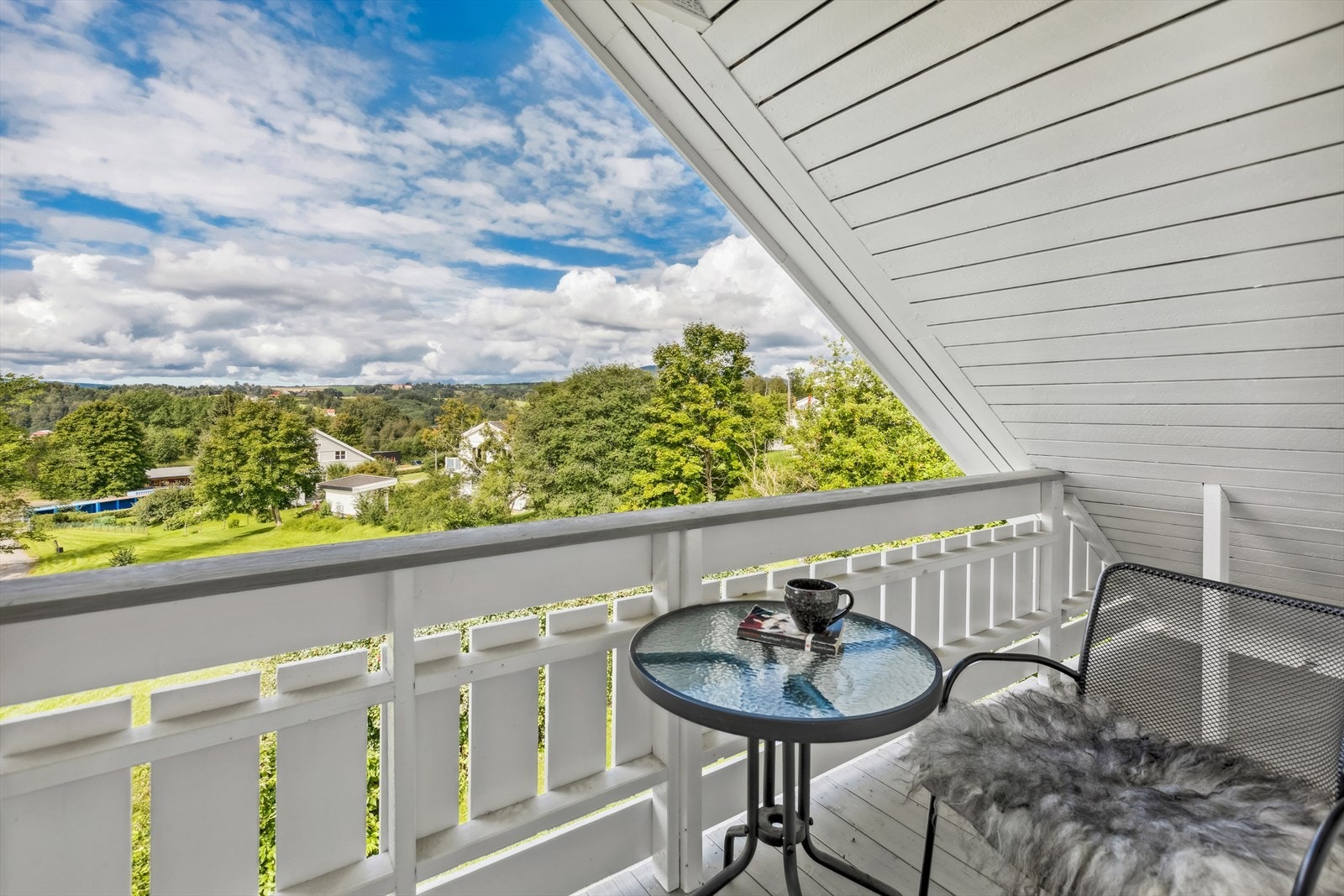 Det ene soverommet i 2. etasje har utgang til balkong Galleribilde