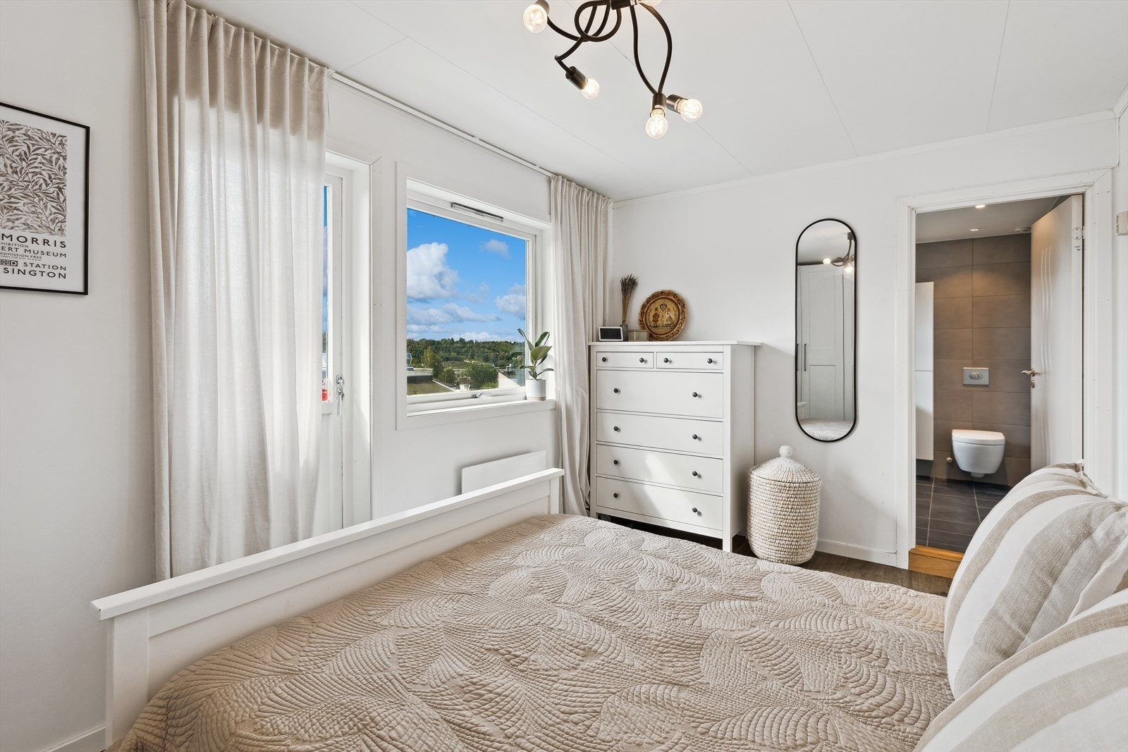 Soverommet har utgang til balkong. Galleribilde