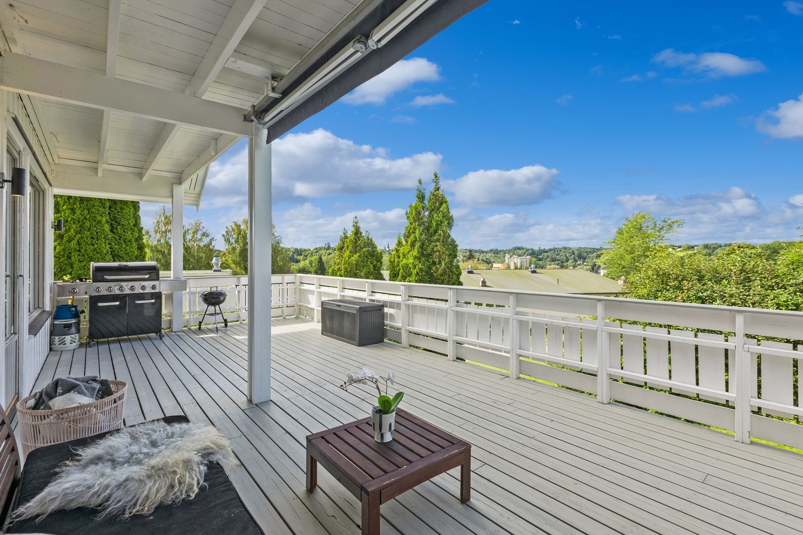 Her kan du nyte sommerkveldene med grilling og flott utsikt over nærområdet! Galleribilde