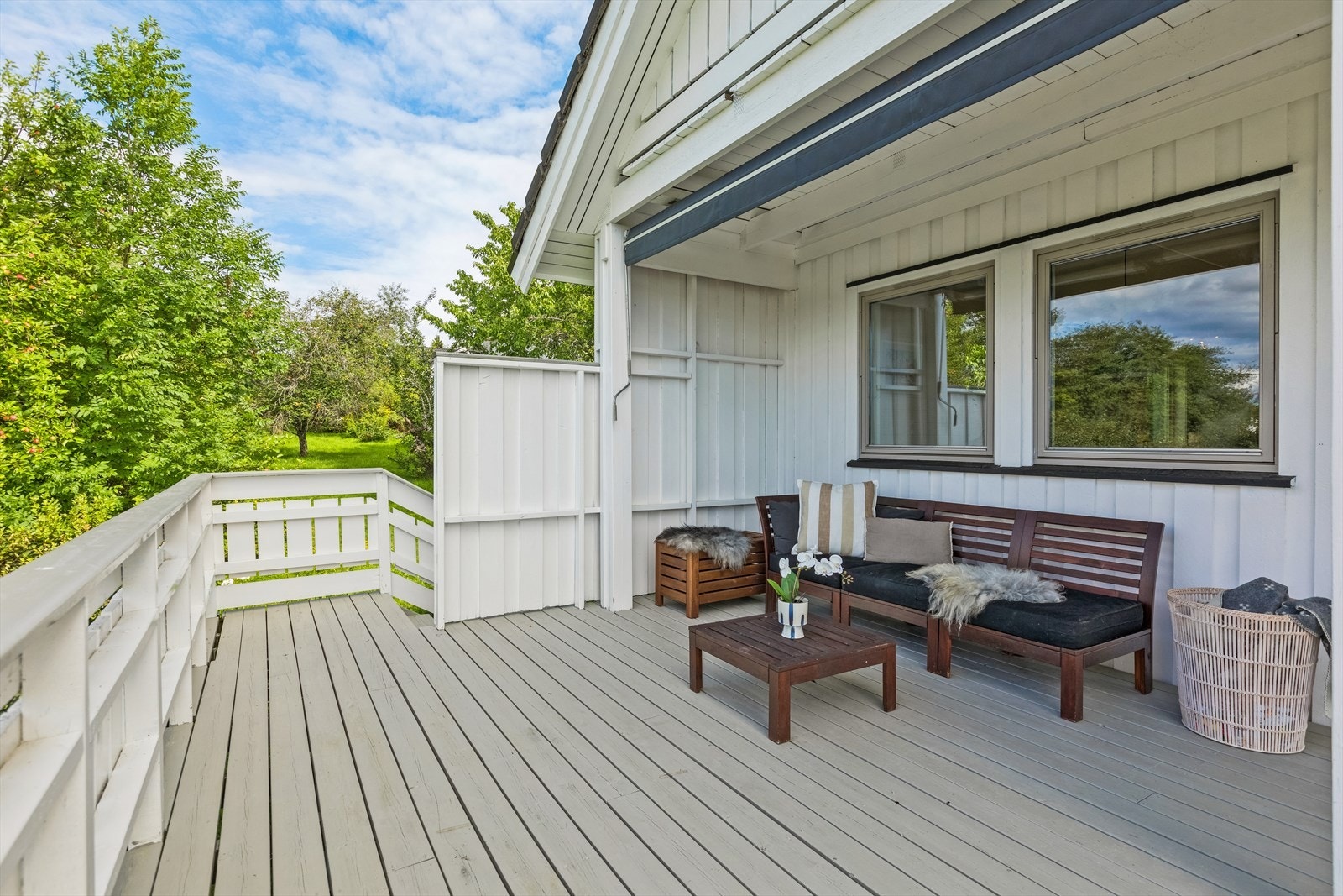 Det er utgang fra stuen i 1. etasje til en stor og solrik terrasse med markise. Galleribilde