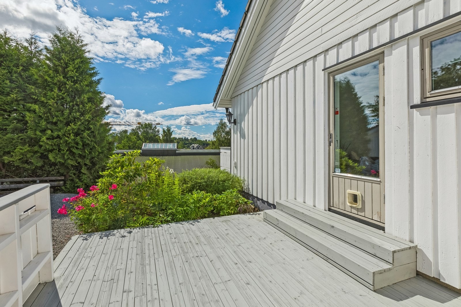 Det er utgang fra det ene soverommet i 1. etasje til en herlig uteplass. Galleribilde