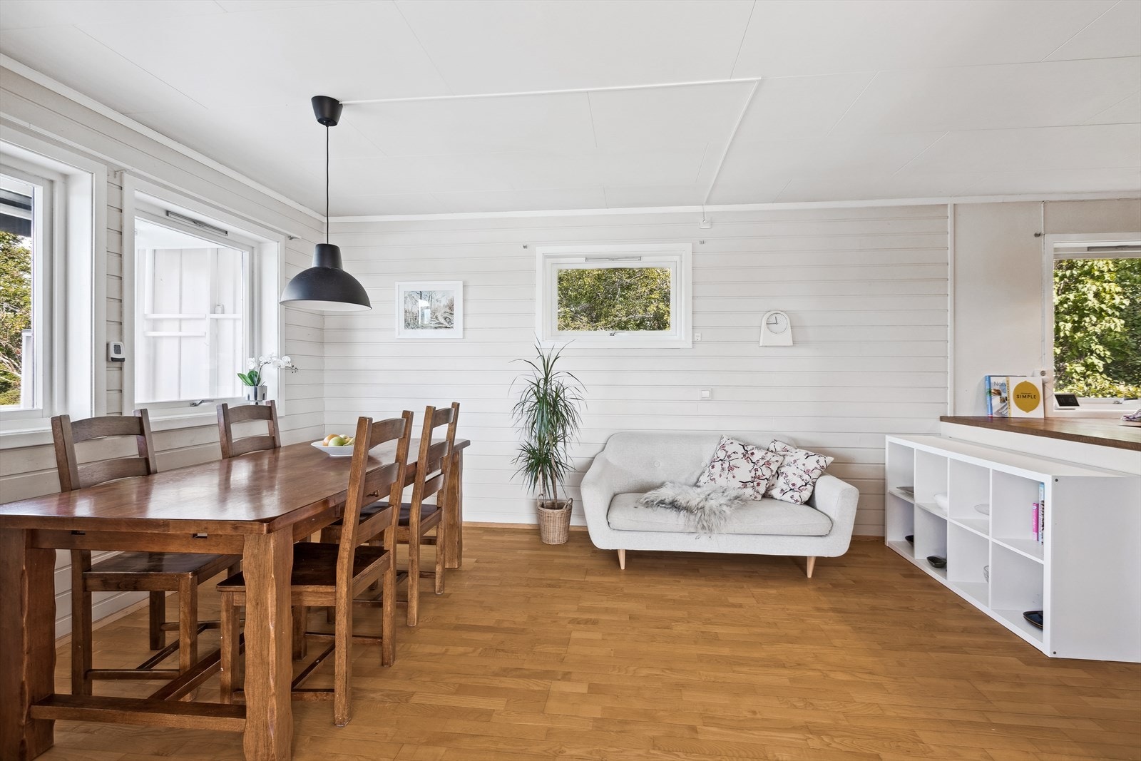 Spisestue i forbindelse med kjøkkenet. Galleribilde