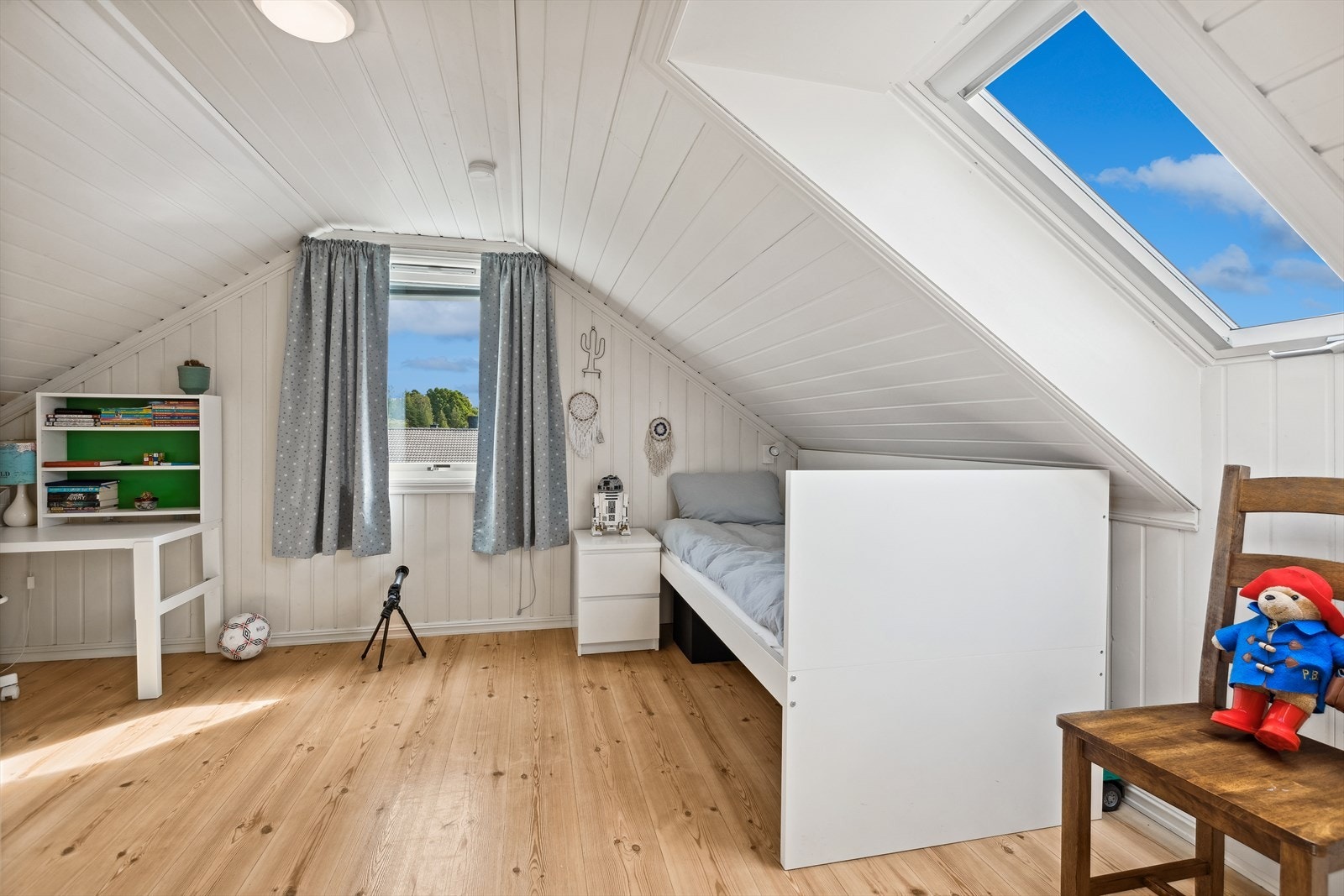 Soverom i 2. etasje, også med lyse vegger. Galleribilde