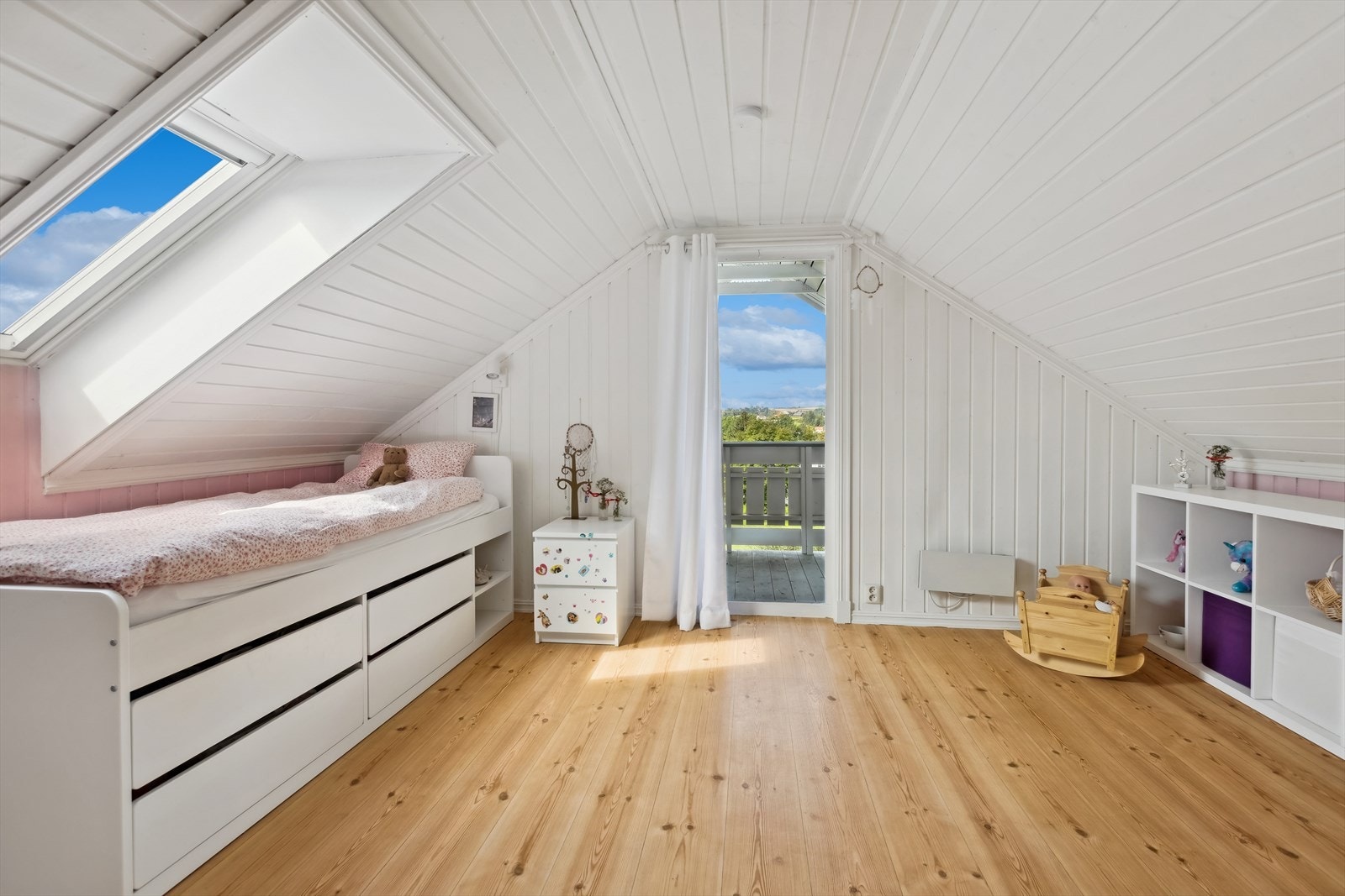 Soverommet her har lyse veggflater og utgang til en overbygget luftebalkong med fin utsikt. Galleribilde