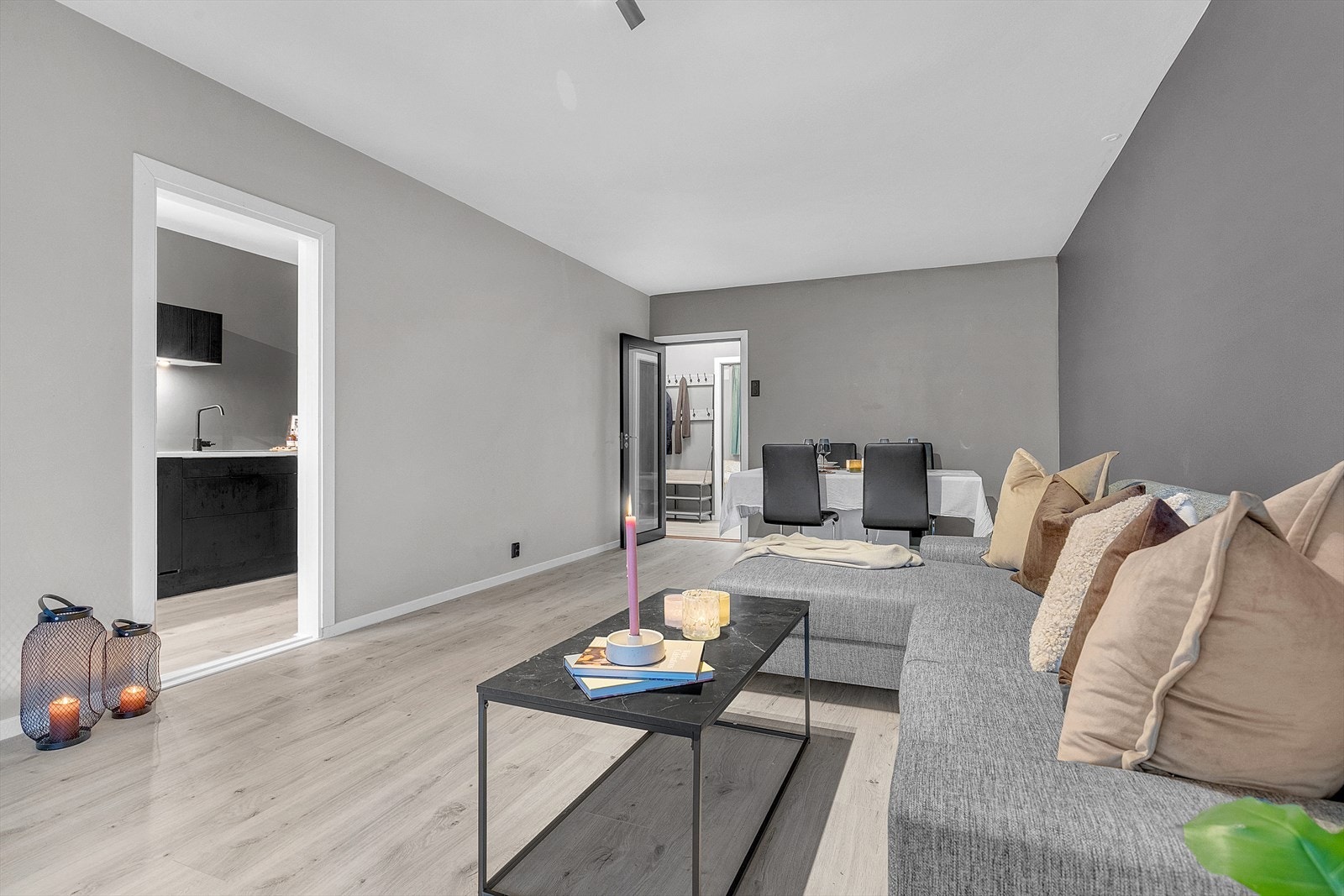 Romslig stue med god plass for møblering i ulike soner. Galleribilde