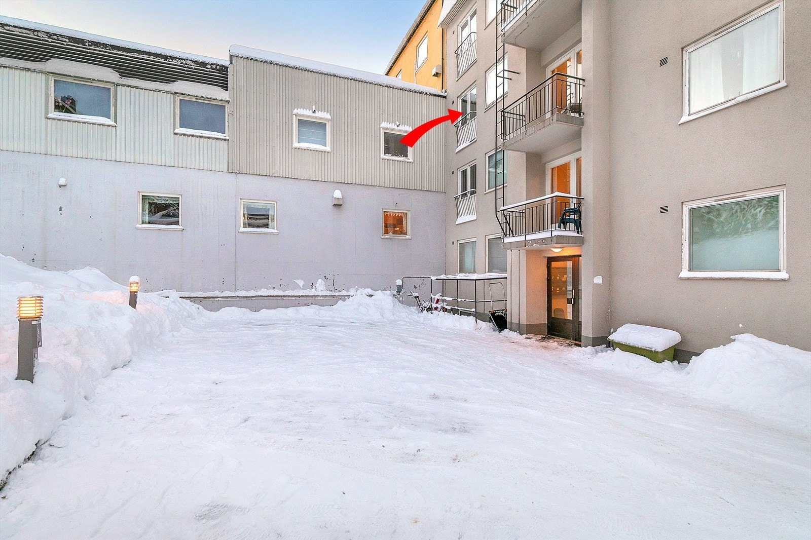 Adkomst i bakgård. Parkering etter ansiennitet. Galleribilde