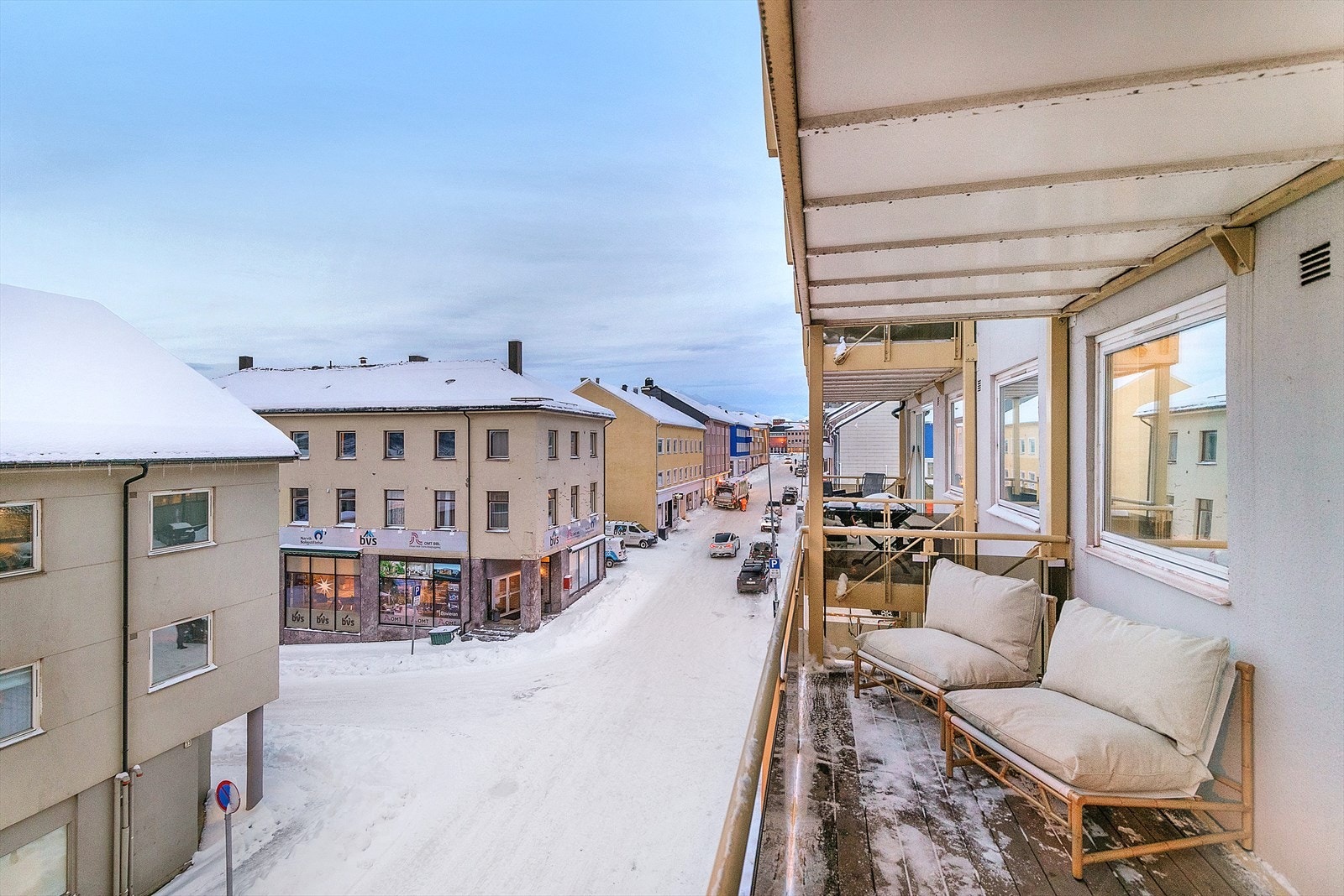 God plass for diverse utemøblement på balkong. Galleribilde