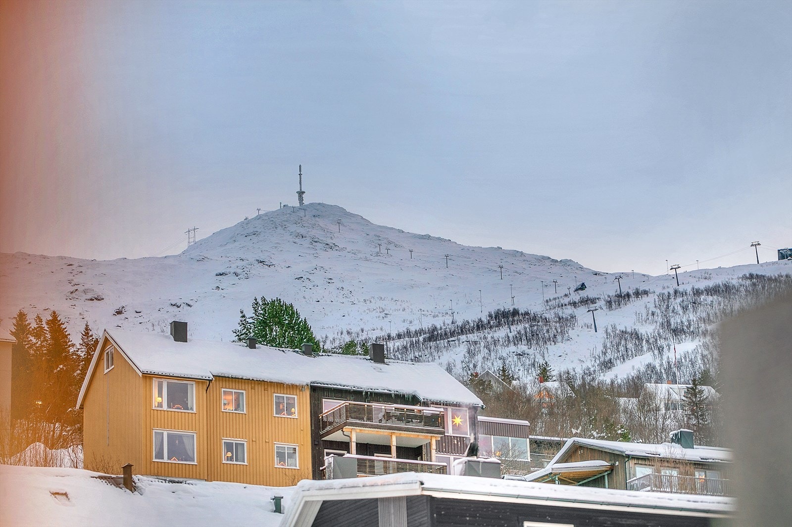 Utsikt mot Narvikfjellet fra felles balkong og soverommet. Galleribilde