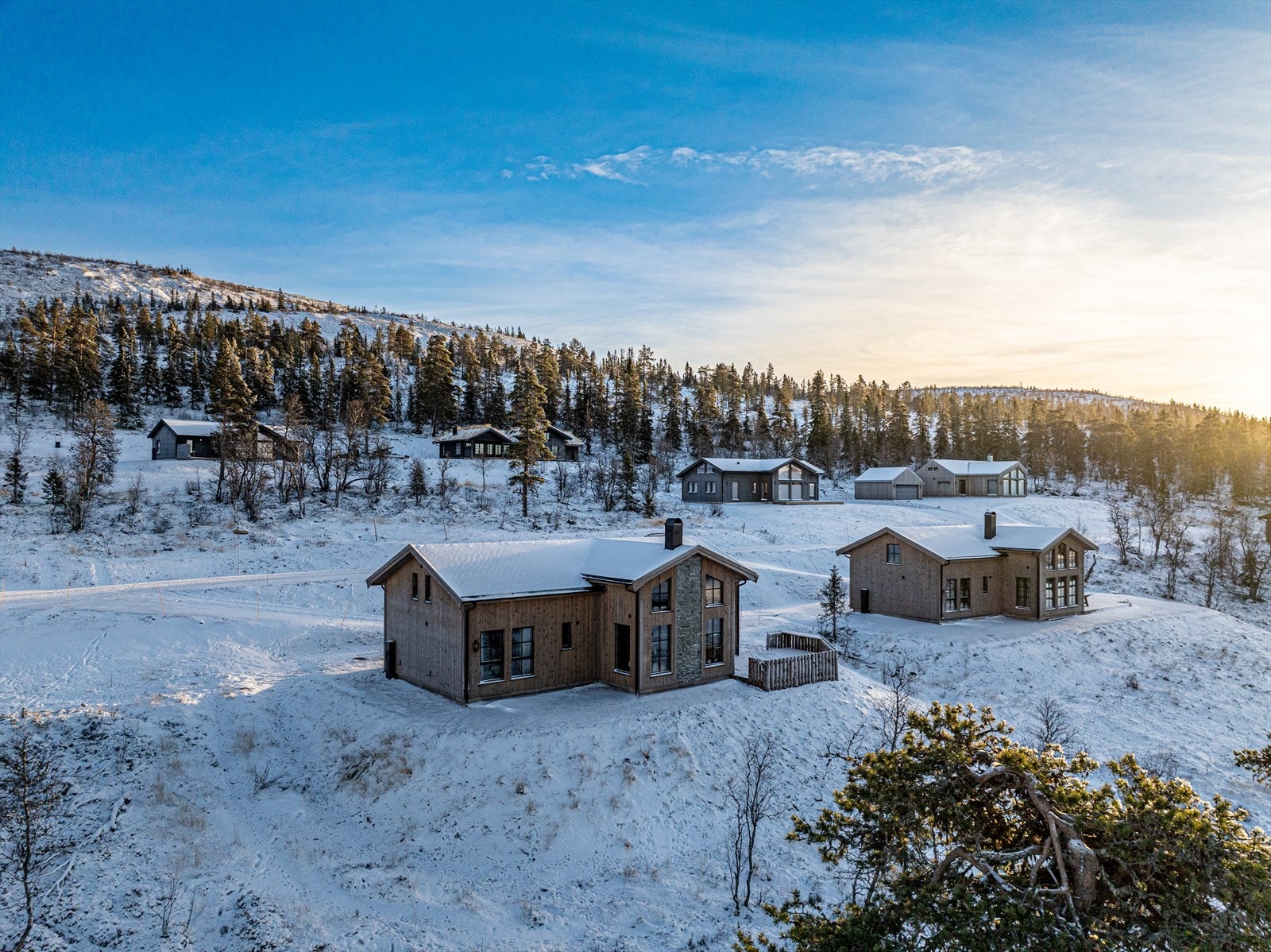 Dronefoto av hytta mot nordøst og i retning alpinbakken. Galleribilde