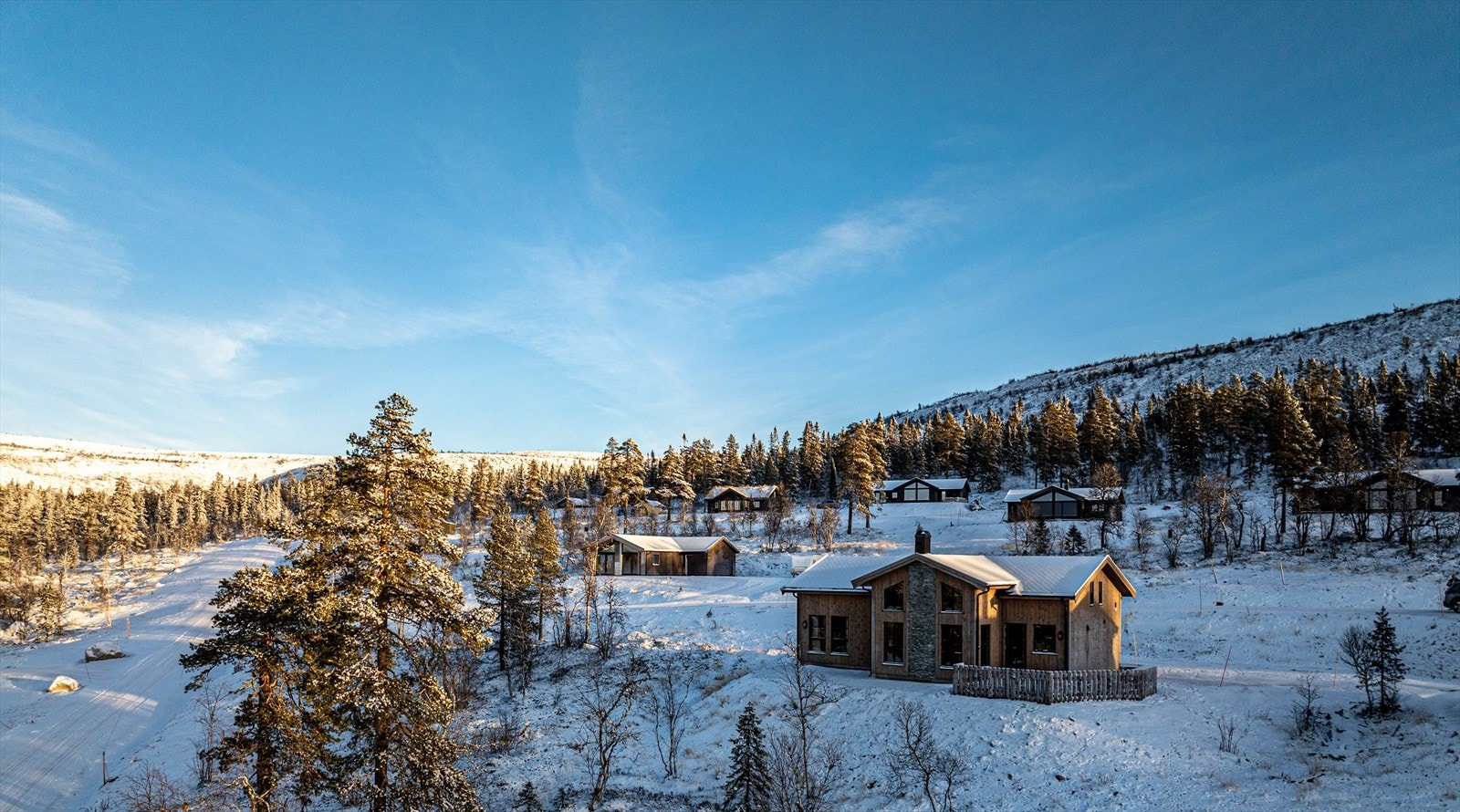 Fasaden av hytta med byggeår i 2023. Galleribilde