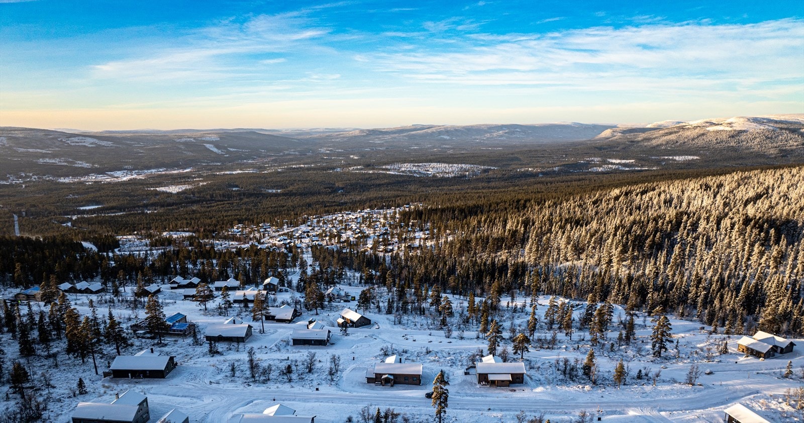 Hytta er beliggende i øvre del av Fulufjellet hytteområde og har fantastisk utsikt. Galleribilde