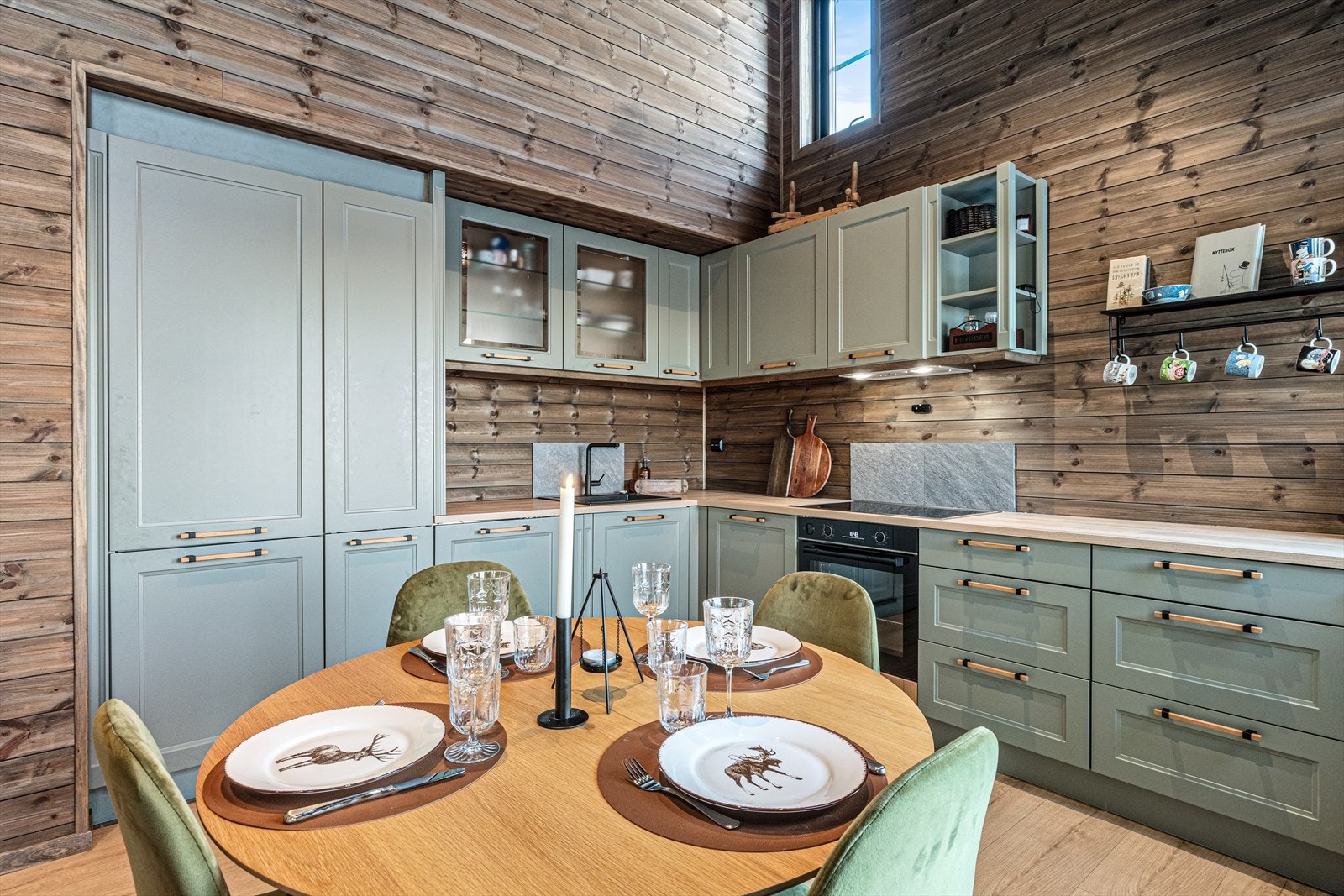 Romslig kjøkken i L-format i åpen løsning til stuen og spiseplassen, med delikat og moderne kjøkkeninnredning med integrerte hvitevarer. Galleribilde