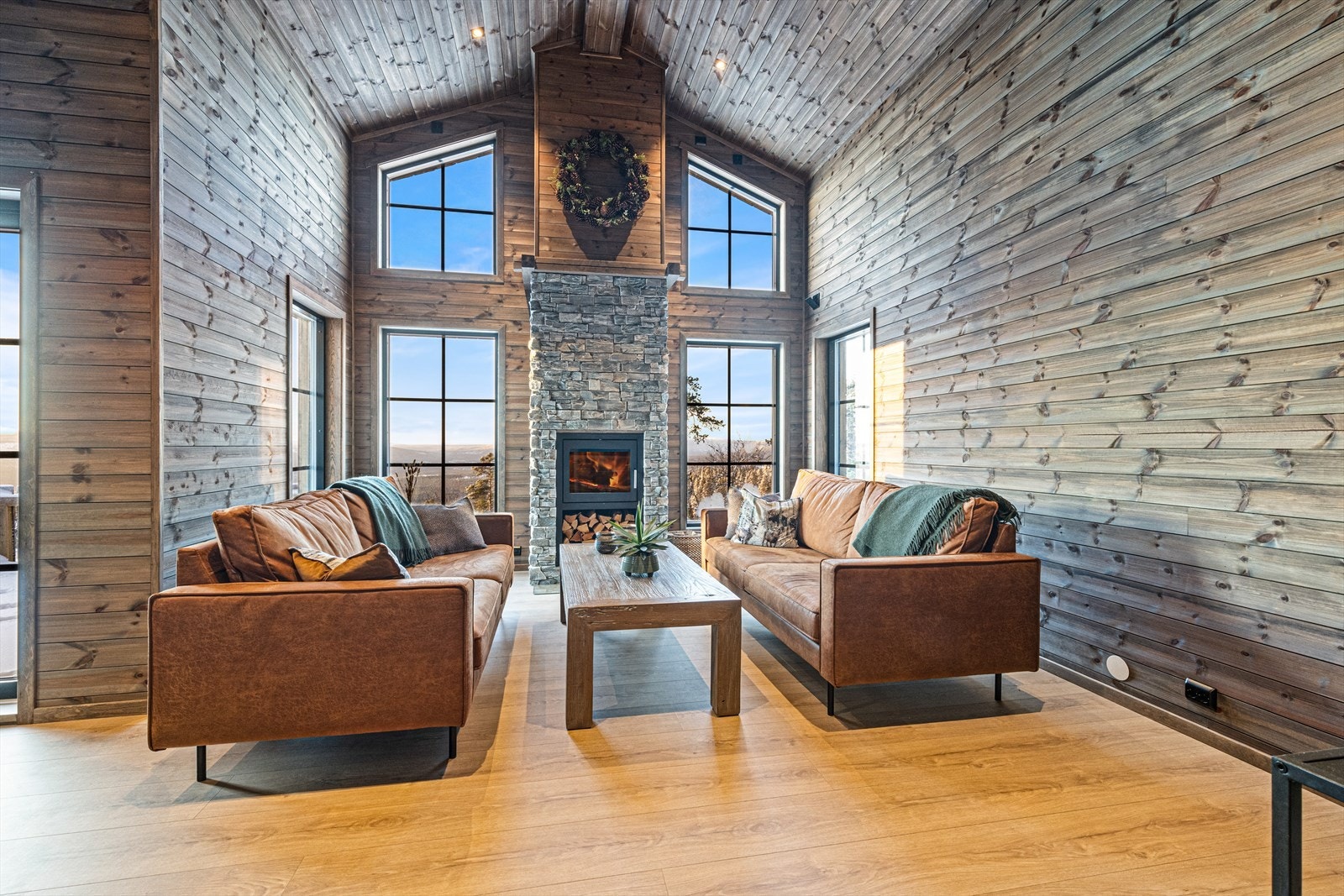 Stuen har høy skråhimling med downlights og store takhøye vindusflater med nydelig utsikt til fjellene i sørøst. Galleribilde