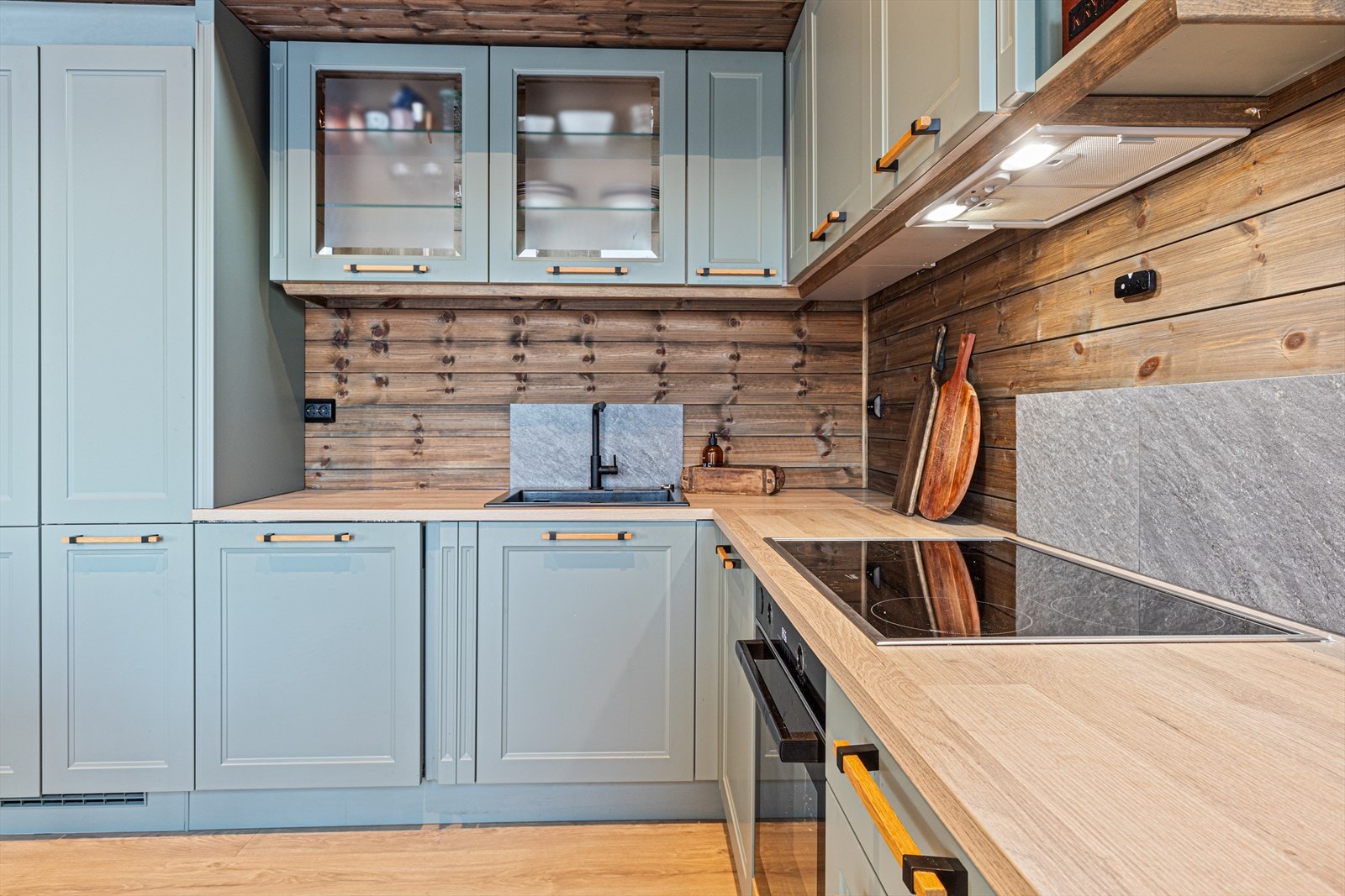 Kjøkkenet har integrerte hvitevarer med 80 cm bred platetopp, stekeovn, oppvaskmaskin og kjøl- og fryseskap. Ventilator over platetopp. Galleribilde