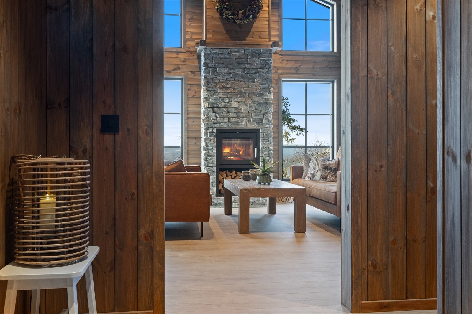 Utsyn fra entréen mot stuen. Galleribilde