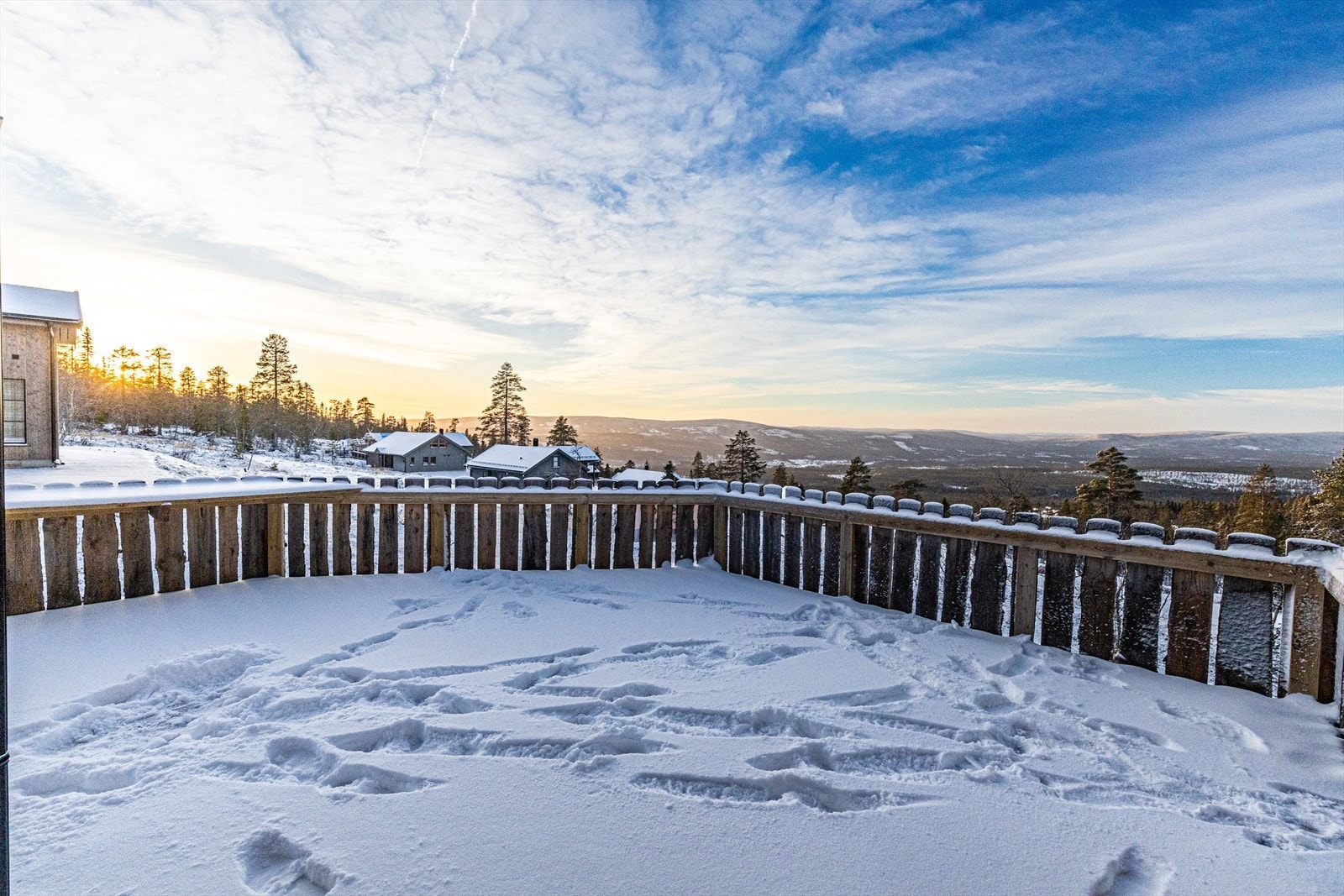 Terrassen med flott utsikt mot sørøst har plattinggulv med beiset impringnerte terrassebord, rekkverk ved terrasse med hon. Galleribilde